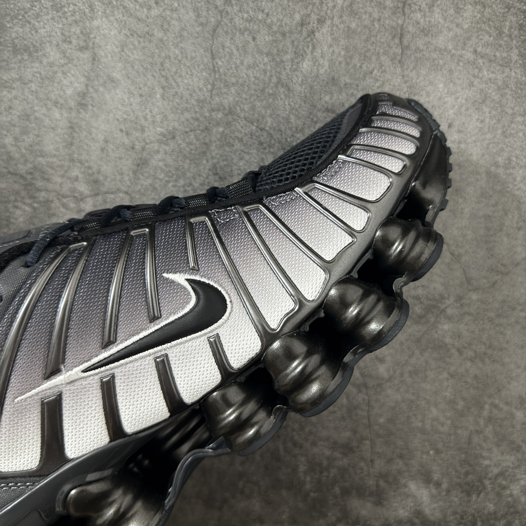 图片[6]-【Max纯原版】原版开发 Nike Shox TL系列 灰黑色 IH1336-002 NK Shox TL系列 复古舒适百搭防滑耐磨低邦柱形气垫休闲跑步鞋 鞋面采用了轻质化的材料打造，搭载鞋带系带系统以及鞋舌部分的特殊控制模块，科技感十足；采用透气纺织品和网眼鞋面与标志性的Nike Shox技术，同时提供更轻盈的感觉和大胆的外观；鞋身大面积采用织物与皮革材质拼接设计，搭配Dri-FITz透气网面，透气性拉满不闷脚。中底前掌搭载Air Max科技，后掌配置Shoxy缓震气柱，前掌气垫提供灵敏回弹，中底的气柱设计也很加分，外观上科技感十足；设计彰显个性，复古造型适配多种穿搭风格。 尺码：39 40 40.5 41 42 42.5 43 44 44.5 45 45.5 46 46.5 47.5-选品中心