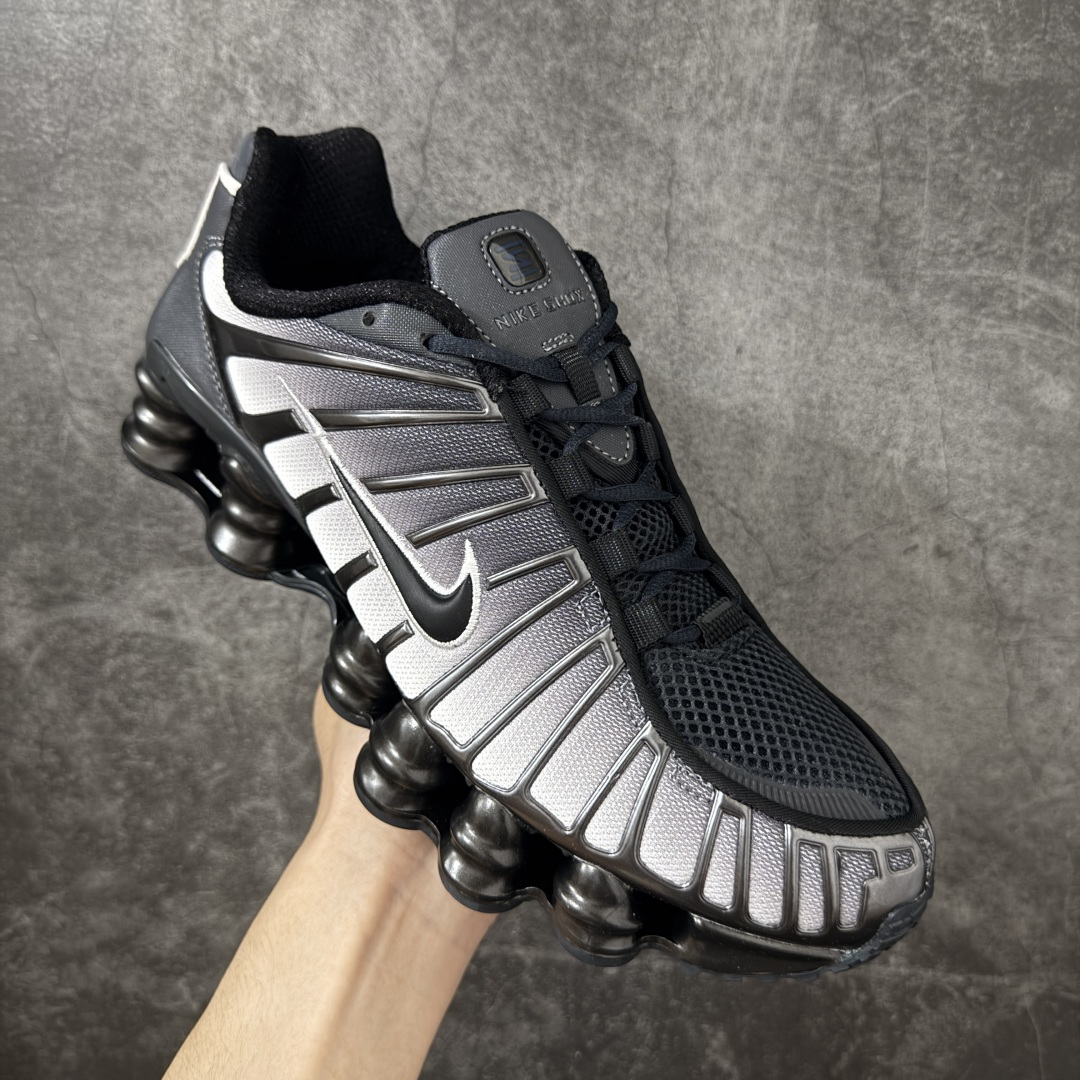 图片[3]-【Max纯原版】原版开发 Nike Shox TL系列 灰黑色 IH1336-002 NK Shox TL系列 复古舒适百搭防滑耐磨低邦柱形气垫休闲跑步鞋 鞋面采用了轻质化的材料打造，搭载鞋带系带系统以及鞋舌部分的特殊控制模块，科技感十足；采用透气纺织品和网眼鞋面与标志性的Nike Shox技术，同时提供更轻盈的感觉和大胆的外观；鞋身大面积采用织物与皮革材质拼接设计，搭配Dri-FITz透气网面，透气性拉满不闷脚。中底前掌搭载Air Max科技，后掌配置Shoxy缓震气柱，前掌气垫提供灵敏回弹，中底的气柱设计也很加分，外观上科技感十足；设计彰显个性，复古造型适配多种穿搭风格。 尺码：39 40 40.5 41 42 42.5 43 44 44.5 45 45.5 46 46.5 47.5-选品中心