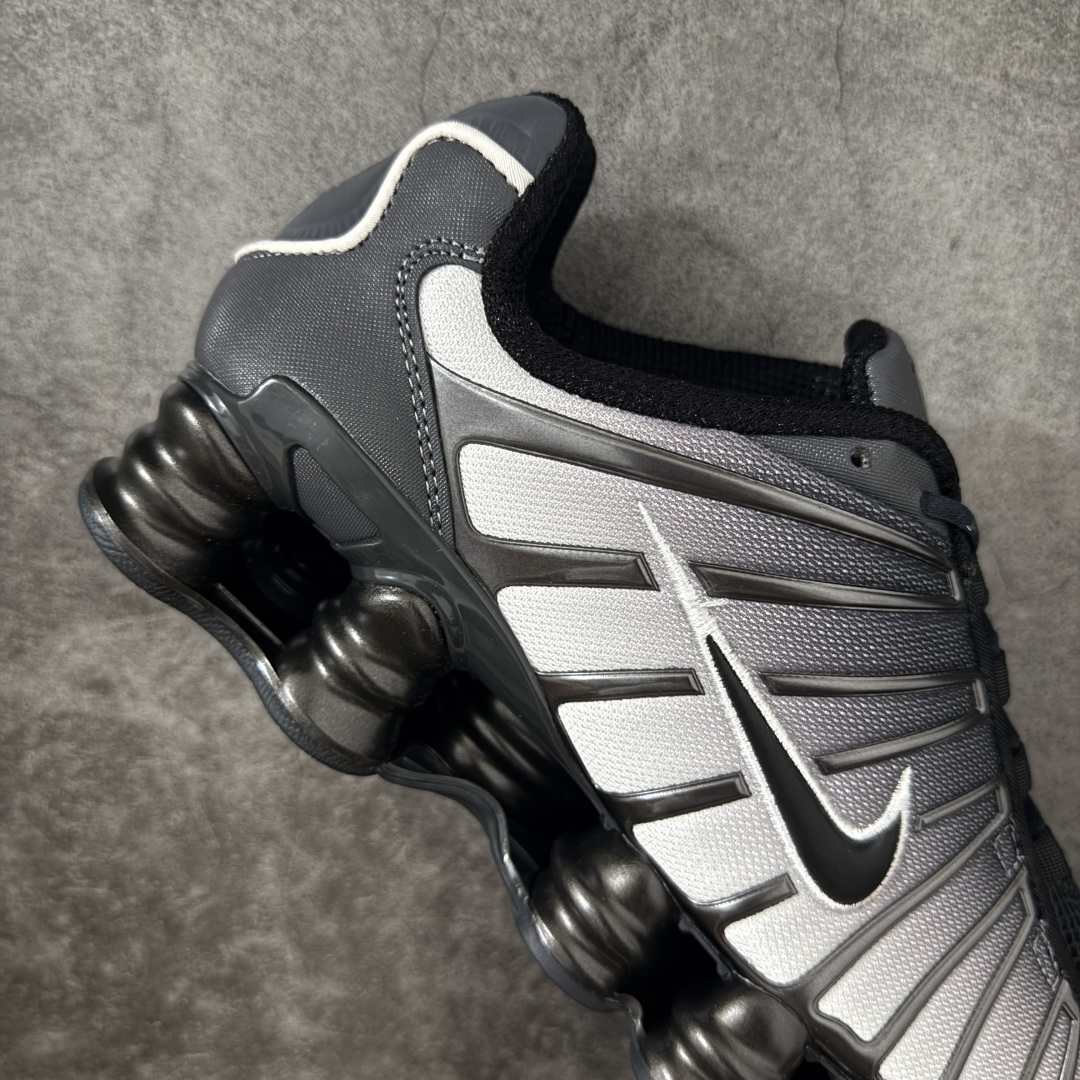 图片[7]-【Max纯原版】原版开发 Nike Shox TL系列 灰黑色 IH1336-002 NK Shox TL系列 复古舒适百搭防滑耐磨低邦柱形气垫休闲跑步鞋 鞋面采用了轻质化的材料打造，搭载鞋带系带系统以及鞋舌部分的特殊控制模块，科技感十足；采用透气纺织品和网眼鞋面与标志性的Nike Shox技术，同时提供更轻盈的感觉和大胆的外观；鞋身大面积采用织物与皮革材质拼接设计，搭配Dri-FITz透气网面，透气性拉满不闷脚。中底前掌搭载Air Max科技，后掌配置Shoxy缓震气柱，前掌气垫提供灵敏回弹，中底的气柱设计也很加分，外观上科技感十足；设计彰显个性，复古造型适配多种穿搭风格。 尺码：39 40 40.5 41 42 42.5 43 44 44.5 45 45.5 46 46.5 47.5-选品中心