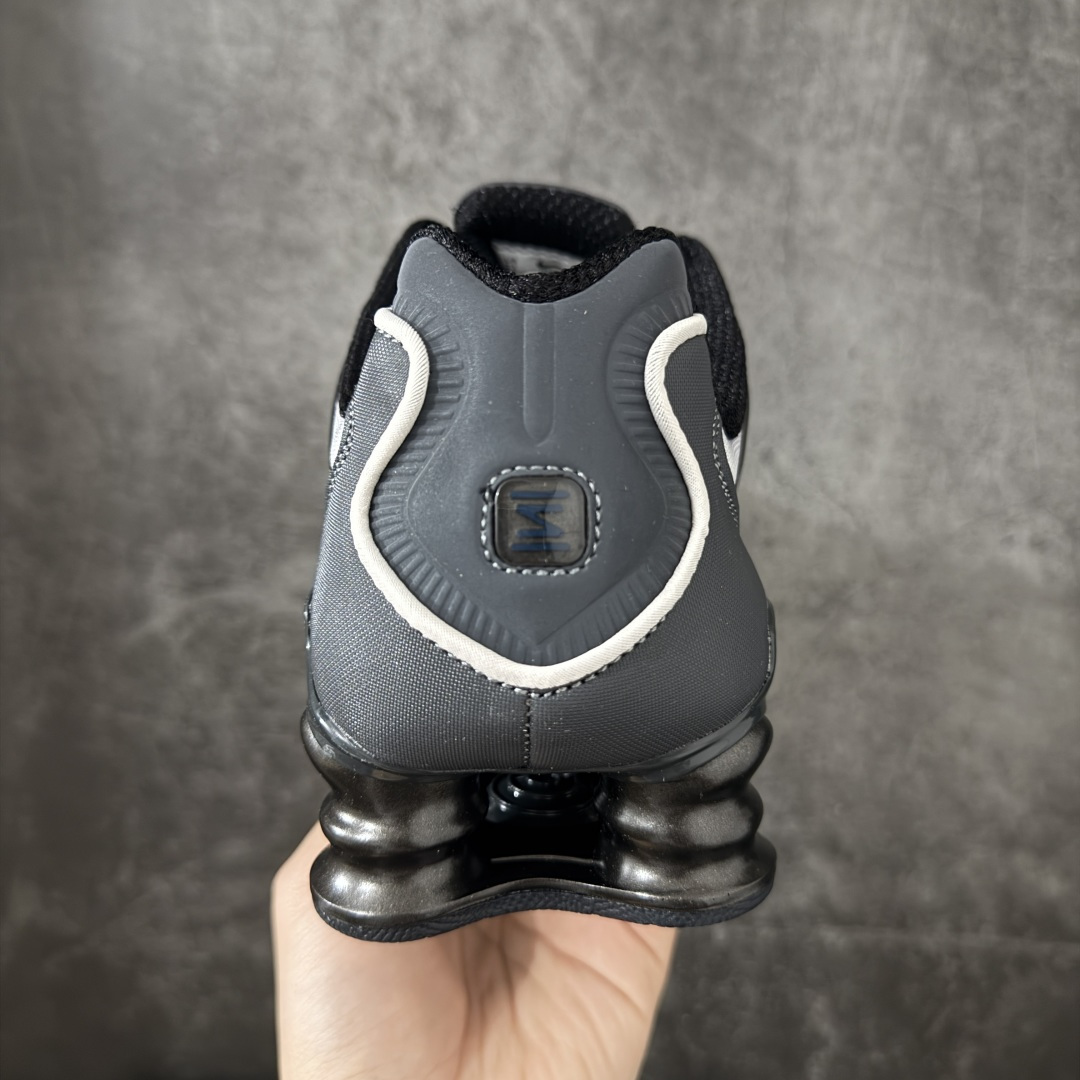 图片[4]-【Max纯原版】原版开发 Nike Shox TL系列 灰黑色 IH1336-002 NK Shox TL系列 复古舒适百搭防滑耐磨低邦柱形气垫休闲跑步鞋 鞋面采用了轻质化的材料打造，搭载鞋带系带系统以及鞋舌部分的特殊控制模块，科技感十足；采用透气纺织品和网眼鞋面与标志性的Nike Shox技术，同时提供更轻盈的感觉和大胆的外观；鞋身大面积采用织物与皮革材质拼接设计，搭配Dri-FITz透气网面，透气性拉满不闷脚。中底前掌搭载Air Max科技，后掌配置Shoxy缓震气柱，前掌气垫提供灵敏回弹，中底的气柱设计也很加分，外观上科技感十足；设计彰显个性，复古造型适配多种穿搭风格。 尺码：39 40 40.5 41 42 42.5 43 44 44.5 45 45.5 46 46.5 47.5-选品中心