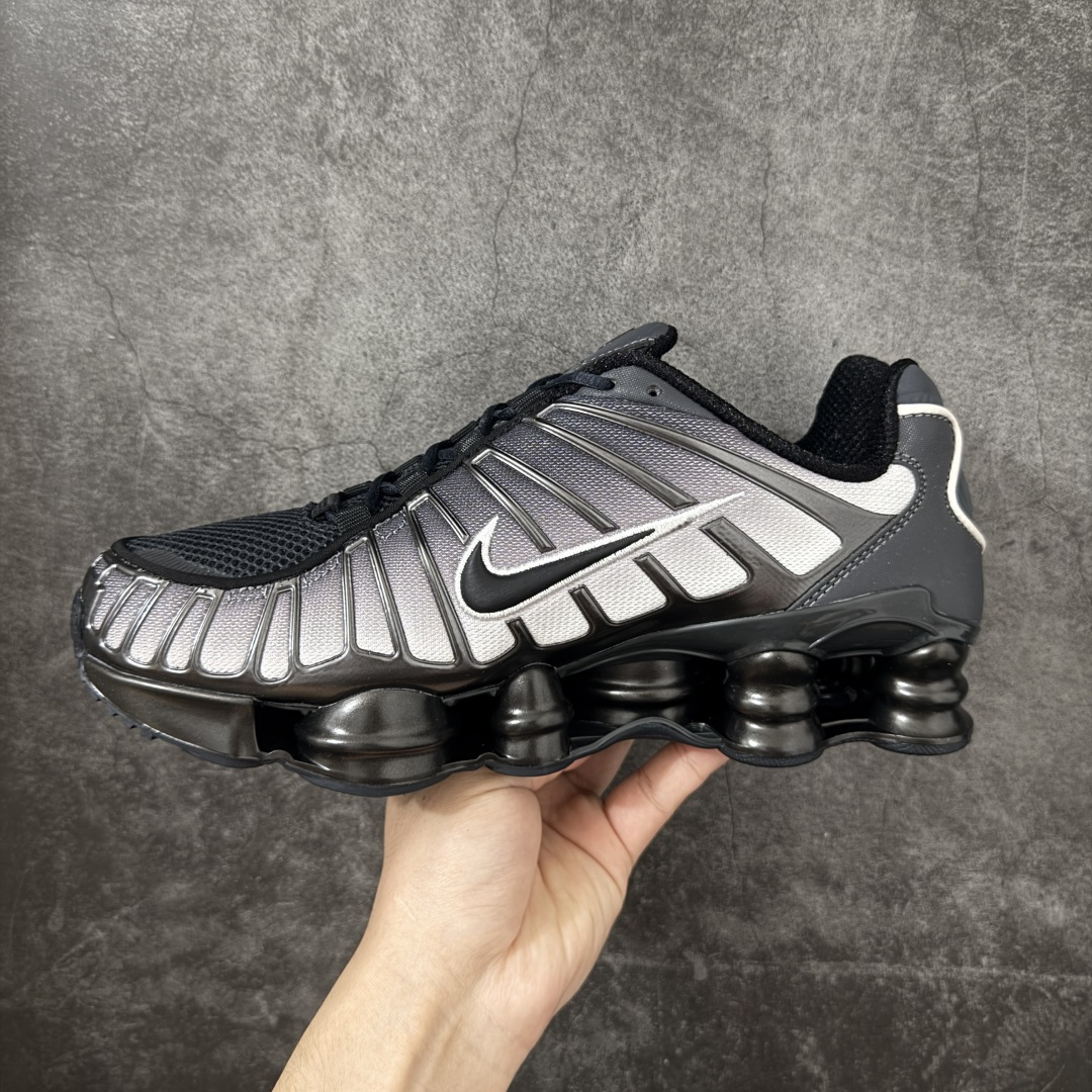 图片[2]-【Max纯原版】原版开发 Nike Shox TL系列 灰黑色 IH1336-002 NK Shox TL系列 复古舒适百搭防滑耐磨低邦柱形气垫休闲跑步鞋 鞋面采用了轻质化的材料打造，搭载鞋带系带系统以及鞋舌部分的特殊控制模块，科技感十足；采用透气纺织品和网眼鞋面与标志性的Nike Shox技术，同时提供更轻盈的感觉和大胆的外观；鞋身大面积采用织物与皮革材质拼接设计，搭配Dri-FITz透气网面，透气性拉满不闷脚。中底前掌搭载Air Max科技，后掌配置Shoxy缓震气柱，前掌气垫提供灵敏回弹，中底的气柱设计也很加分，外观上科技感十足；设计彰显个性，复古造型适配多种穿搭风格。 尺码：39 40 40.5 41 42 42.5 43 44 44.5 45 45.5 46 46.5 47.5-选品中心