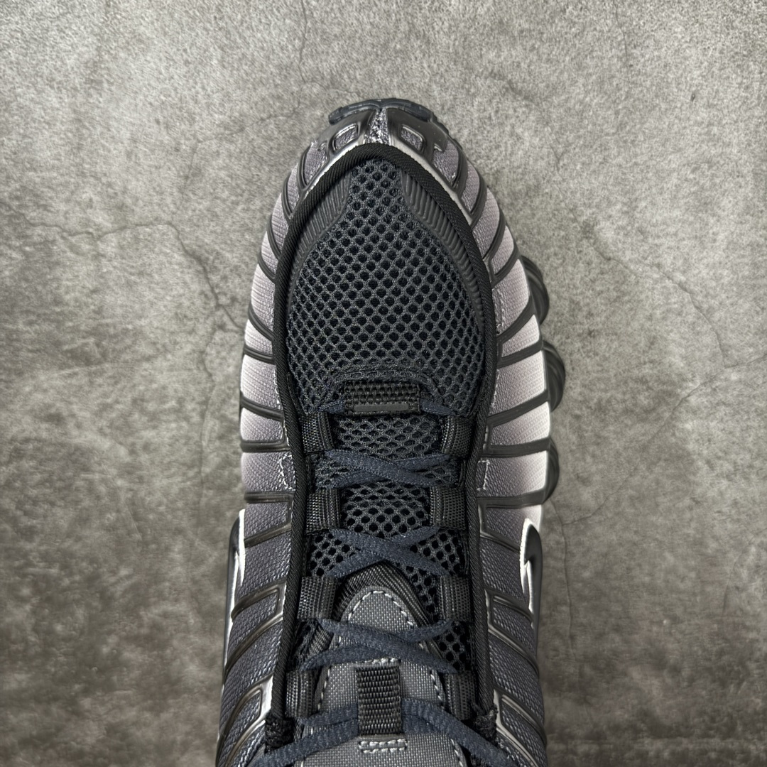 图片[5]-【Max纯原版】原版开发 Nike Shox TL系列 灰黑色 IH1336-002 NK Shox TL系列 复古舒适百搭防滑耐磨低邦柱形气垫休闲跑步鞋 鞋面采用了轻质化的材料打造，搭载鞋带系带系统以及鞋舌部分的特殊控制模块，科技感十足；采用透气纺织品和网眼鞋面与标志性的Nike Shox技术，同时提供更轻盈的感觉和大胆的外观；鞋身大面积采用织物与皮革材质拼接设计，搭配Dri-FITz透气网面，透气性拉满不闷脚。中底前掌搭载Air Max科技，后掌配置Shoxy缓震气柱，前掌气垫提供灵敏回弹，中底的气柱设计也很加分，外观上科技感十足；设计彰显个性，复古造型适配多种穿搭风格。 尺码：39 40 40.5 41 42 42.5 43 44 44.5 45 45.5 46 46.5 47.5-选品中心