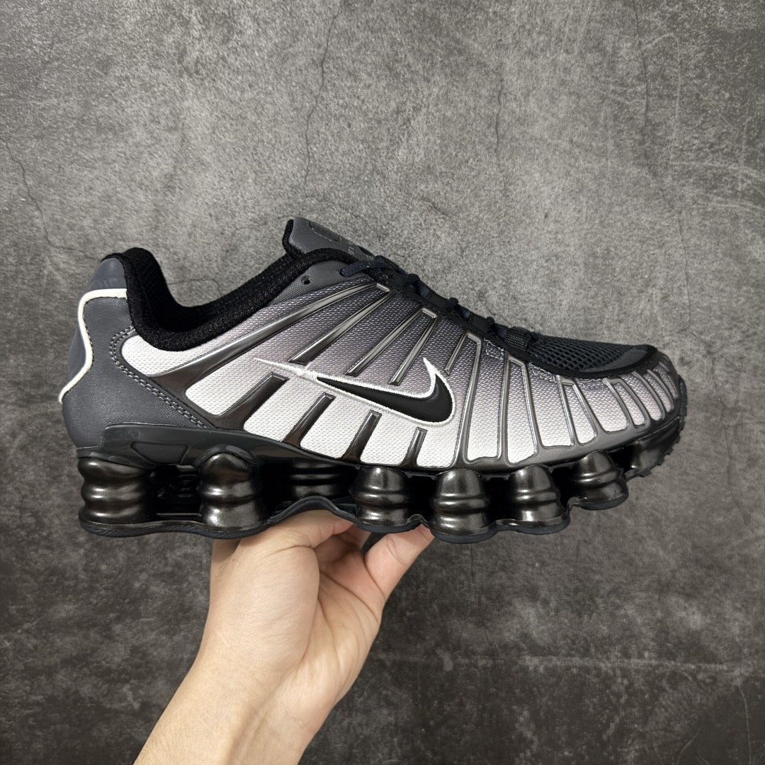 【Max纯原版】原版开发 Nike Shox TL系列 灰黑色 IH1336-002 NK Shox TL系列 复古舒适百搭防滑耐磨低邦柱形气垫休闲跑步鞋 鞋面采用了轻质化的材料打造，搭载鞋带系带系统以及鞋舌部分的特殊控制模块，科技感十足；采用透气纺织品和网眼鞋面与标志性的Nike Shox技术，同时提供更轻盈的感觉和大胆的外观；鞋身大面积采用织物与皮革材质拼接设计，搭配Dri-FITz透气网面，透气性拉满不闷脚。中底前掌搭载Air Max科技，后掌配置Shoxy缓震气柱，前掌气垫提供灵敏回弹，中底的气柱设计也很加分，外观上科技感十足；设计彰显个性，复古造型适配多种穿搭风格。 尺码：39 40 40.5 41 42 42.5 43 44 44.5 45 45.5 46 46.5 47.5-选品中心