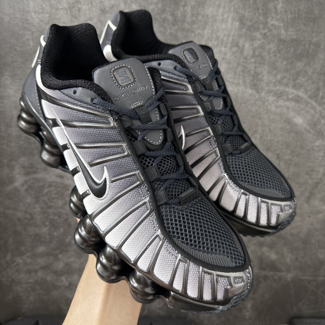 【Max纯原版】原版开发 Nike Shox TL系列 灰黑色 IH1336-002 NK Shox TL系列 复古舒适百搭防滑耐磨低邦柱形气垫休闲跑步鞋 鞋面采用了轻质化的材料打造，搭载鞋带系带系统以及鞋舌部分的特殊控制模块，科技感十足；采用透气纺织品和网眼鞋面与标志性的Nike Shox技术，同时提供更轻盈的感觉和大胆的外观；鞋身大面积采用织物与皮革材质拼接设计，搭配Dri-FITz透气网面，透气性拉满不闷脚。中底前掌搭载Air Max科技，后掌配置Shoxy缓震气柱，前掌气垫提供灵敏回弹，中底的气柱设计也很加分，外观上科技感十足；设计彰显个性，复古造型适配多种穿搭风格。 尺码：39 40 40.5 41 42 42.5 43 44 44.5 45 45.5 46 46.5 47.5-选品中心