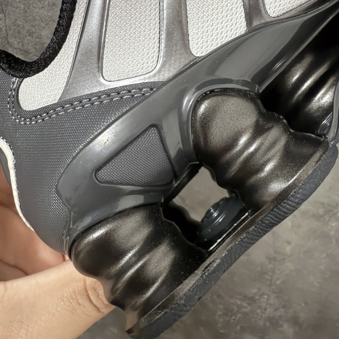 图片[3]-【Max纯原版】原版开发 Nike Shox TL系列 灰黑色 IH1336-002 NK Shox TL系列 复古舒适百搭防滑耐磨低邦柱形气垫休闲跑步鞋 鞋面采用了轻质化的材料打造，搭载鞋带系带系统以及鞋舌部分的特殊控制模块，科技感十足；采用透气纺织品和网眼鞋面与标志性的Nike Shox技术，同时提供更轻盈的感觉和大胆的外观；鞋身大面积采用织物与皮革材质拼接设计，搭配Dri-FITz透气网面，透气性拉满不闷脚。中底前掌搭载Air Max科技，后掌配置Shoxy缓震气柱，前掌气垫提供灵敏回弹，中底的气柱设计也很加分，外观上科技感十足；设计彰显个性，复古造型适配多种穿搭风格。 尺码：39 40 40.5 41 42 42.5 43 44 44.5 45 45.5 46 46.5 47.5-选品中心