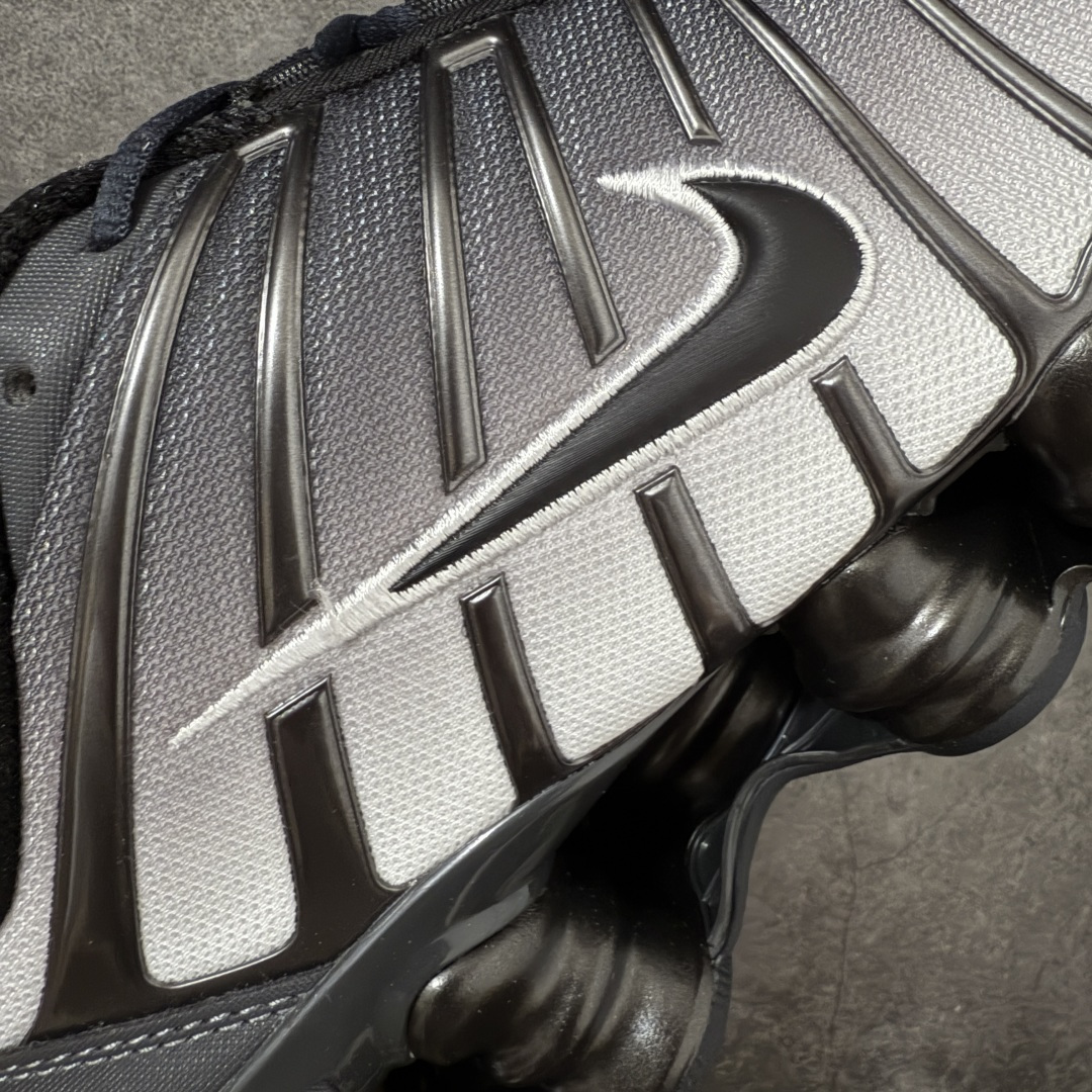 图片[4]-【Max纯原版】原版开发 Nike Shox TL系列 灰黑色 IH1336-002 NK Shox TL系列 复古舒适百搭防滑耐磨低邦柱形气垫休闲跑步鞋 鞋面采用了轻质化的材料打造，搭载鞋带系带系统以及鞋舌部分的特殊控制模块，科技感十足；采用透气纺织品和网眼鞋面与标志性的Nike Shox技术，同时提供更轻盈的感觉和大胆的外观；鞋身大面积采用织物与皮革材质拼接设计，搭配Dri-FITz透气网面，透气性拉满不闷脚。中底前掌搭载Air Max科技，后掌配置Shoxy缓震气柱，前掌气垫提供灵敏回弹，中底的气柱设计也很加分，外观上科技感十足；设计彰显个性，复古造型适配多种穿搭风格。 尺码：39 40 40.5 41 42 42.5 43 44 44.5 45 45.5 46 46.5 47.5-选品中心