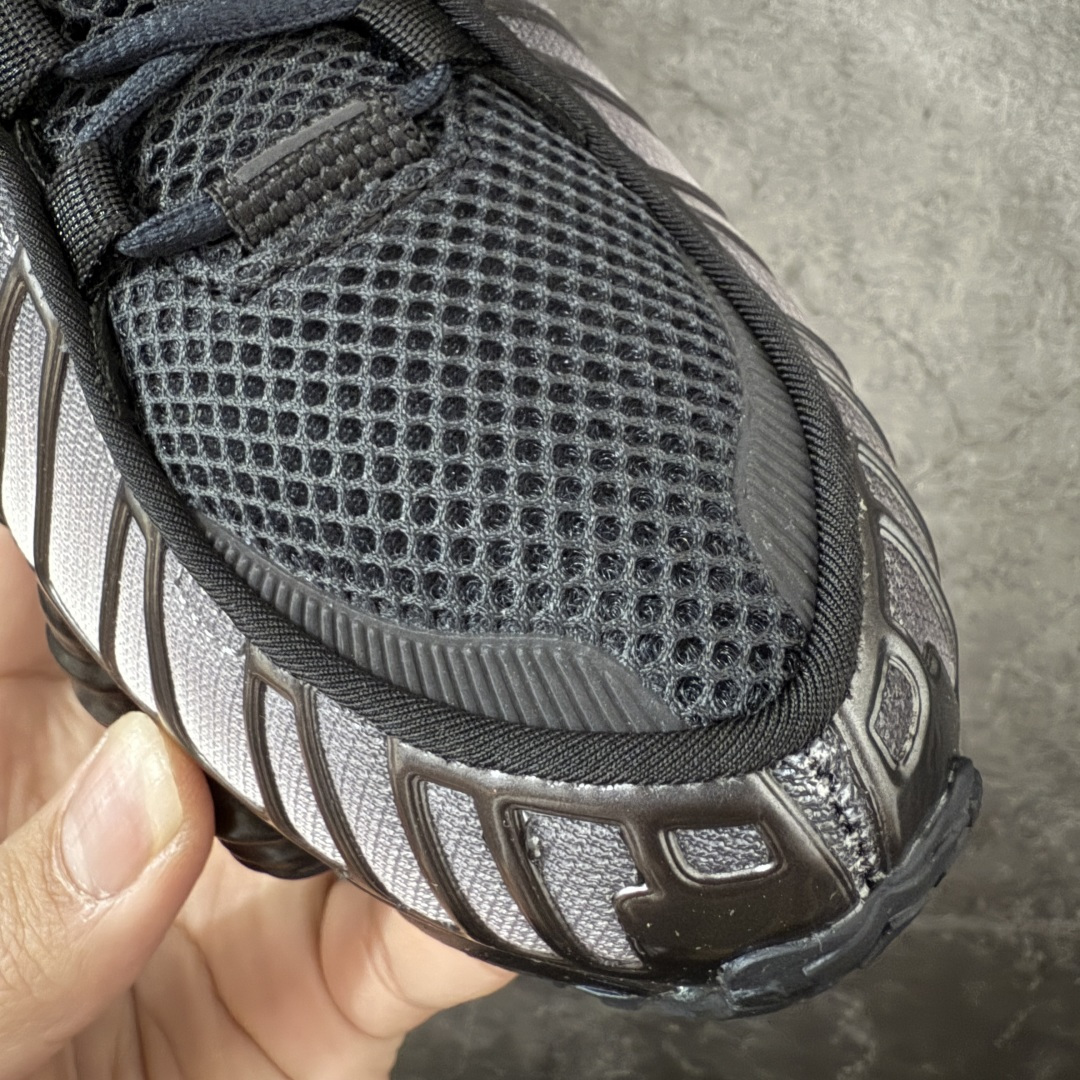 图片[5]-【Max纯原版】原版开发 Nike Shox TL系列 灰黑色 IH1336-002 NK Shox TL系列 复古舒适百搭防滑耐磨低邦柱形气垫休闲跑步鞋 鞋面采用了轻质化的材料打造，搭载鞋带系带系统以及鞋舌部分的特殊控制模块，科技感十足；采用透气纺织品和网眼鞋面与标志性的Nike Shox技术，同时提供更轻盈的感觉和大胆的外观；鞋身大面积采用织物与皮革材质拼接设计，搭配Dri-FITz透气网面，透气性拉满不闷脚。中底前掌搭载Air Max科技，后掌配置Shoxy缓震气柱，前掌气垫提供灵敏回弹，中底的气柱设计也很加分，外观上科技感十足；设计彰显个性，复古造型适配多种穿搭风格。 尺码：39 40 40.5 41 42 42.5 43 44 44.5 45 45.5 46 46.5 47.5-选品中心
