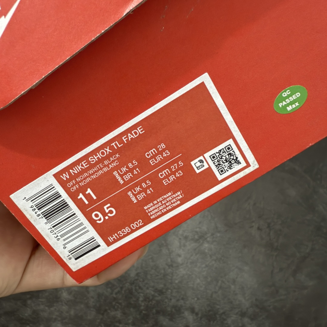 图片[10]-【Max纯原版】原版开发 Nike Shox TL系列 灰黑色 IH1336-002 NK Shox TL系列 复古舒适百搭防滑耐磨低邦柱形气垫休闲跑步鞋 鞋面采用了轻质化的材料打造，搭载鞋带系带系统以及鞋舌部分的特殊控制模块，科技感十足；采用透气纺织品和网眼鞋面与标志性的Nike Shox技术，同时提供更轻盈的感觉和大胆的外观；鞋身大面积采用织物与皮革材质拼接设计，搭配Dri-FITz透气网面，透气性拉满不闷脚。中底前掌搭载Air Max科技，后掌配置Shoxy缓震气柱，前掌气垫提供灵敏回弹，中底的气柱设计也很加分，外观上科技感十足；设计彰显个性，复古造型适配多种穿搭风格。 尺码：39 40 40.5 41 42 42.5 43 44 44.5 45 45.5 46 46.5 47.5-选品中心