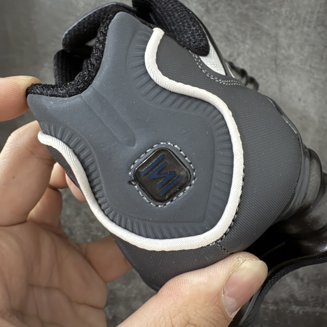 图片[2]-【Max纯原版】原版开发 Nike Shox TL系列 灰黑色 IH1336-002 NK Shox TL系列 复古舒适百搭防滑耐磨低邦柱形气垫休闲跑步鞋 鞋面采用了轻质化的材料打造，搭载鞋带系带系统以及鞋舌部分的特殊控制模块，科技感十足；采用透气纺织品和网眼鞋面与标志性的Nike Shox技术，同时提供更轻盈的感觉和大胆的外观；鞋身大面积采用织物与皮革材质拼接设计，搭配Dri-FITz透气网面，透气性拉满不闷脚。中底前掌搭载Air Max科技，后掌配置Shoxy缓震气柱，前掌气垫提供灵敏回弹，中底的气柱设计也很加分，外观上科技感十足；设计彰显个性，复古造型适配多种穿搭风格。 尺码：39 40 40.5 41 42 42.5 43 44 44.5 45 45.5 46 46.5 47.5-选品中心