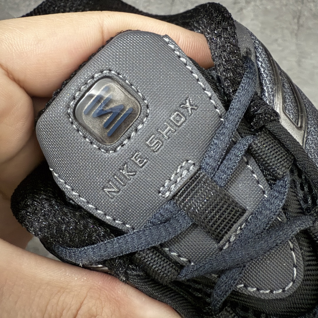 图片[6]-【Max纯原版】原版开发 Nike Shox TL系列 灰黑色 IH1336-002 NK Shox TL系列 复古舒适百搭防滑耐磨低邦柱形气垫休闲跑步鞋 鞋面采用了轻质化的材料打造，搭载鞋带系带系统以及鞋舌部分的特殊控制模块，科技感十足；采用透气纺织品和网眼鞋面与标志性的Nike Shox技术，同时提供更轻盈的感觉和大胆的外观；鞋身大面积采用织物与皮革材质拼接设计，搭配Dri-FITz透气网面，透气性拉满不闷脚。中底前掌搭载Air Max科技，后掌配置Shoxy缓震气柱，前掌气垫提供灵敏回弹，中底的气柱设计也很加分，外观上科技感十足；设计彰显个性，复古造型适配多种穿搭风格。 尺码：39 40 40.5 41 42 42.5 43 44 44.5 45 45.5 46 46.5 47.5-选品中心