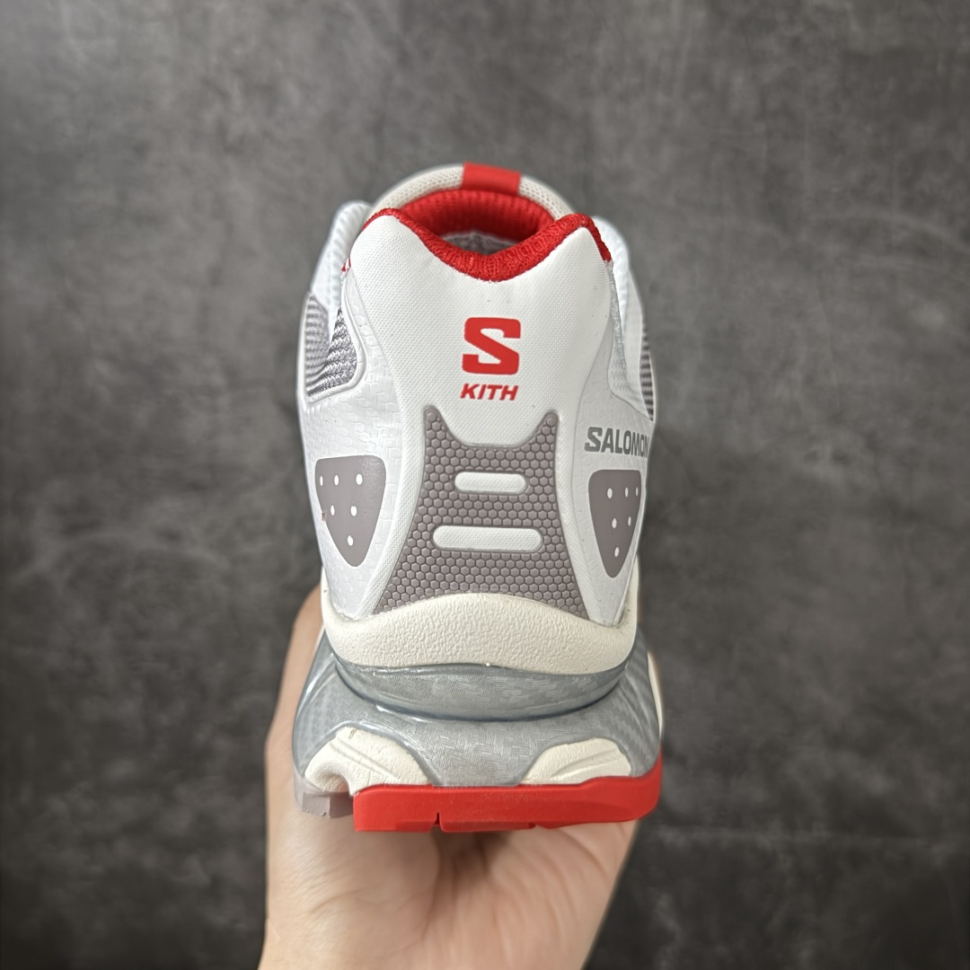 图片[4]-【纯原版】Salomon XT-4K Kith 萨洛蒙系列低帮城市越野机能透气休闲运动鞋 477718 鞋舌处附有迷你网眼袋收纳鞋绳以及下方的多色 Logo 标签 接着搭载奶油色 ACS 技术中底以及金色 TPU 塑料部件提升鞋款耐用性 中底与鞋面之间饰有海蓝色条状细节有效增添鞋款层次 最后应用黑色 Contragrip Chevron 外底完成鞋款设计 这次配色颇为高调 两款配色均以绚丽的渐变设计呈现 一款以粉紫渐变主打 另一款以黄绿渐变呈现 视觉效果相当吸睛 鞋面的使用玻璃纤维覆盖物加固 并通过细绳扣系带系统进行锁定 Salomon 的品牌logo 出现在脚后跟和前掌部位 中底虽然偏薄 但非常耐用 与模压塑料ACS 框架以及致密AC2 Muscle 鞋底单元结合 能够提供出色的支撑力和缓冲性 尺码：36 36.5 37.5 38 38.5 39 40 40.5 41 42 42.5 43 44 44.5 45-选品中心