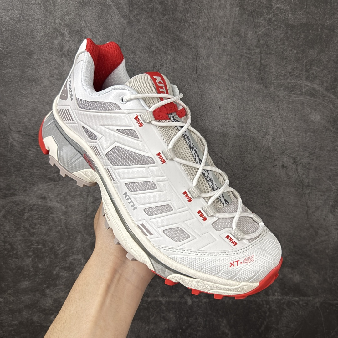 图片[3]-【纯原版】Salomon XT-4K Kith 萨洛蒙系列低帮城市越野机能透气休闲运动鞋 477718 鞋舌处附有迷你网眼袋收纳鞋绳以及下方的多色 Logo 标签 接着搭载奶油色 ACS 技术中底以及金色 TPU 塑料部件提升鞋款耐用性 中底与鞋面之间饰有海蓝色条状细节有效增添鞋款层次 最后应用黑色 Contragrip Chevron 外底完成鞋款设计 这次配色颇为高调 两款配色均以绚丽的渐变设计呈现 一款以粉紫渐变主打 另一款以黄绿渐变呈现 视觉效果相当吸睛 鞋面的使用玻璃纤维覆盖物加固 并通过细绳扣系带系统进行锁定 Salomon 的品牌logo 出现在脚后跟和前掌部位 中底虽然偏薄 但非常耐用 与模压塑料ACS 框架以及致密AC2 Muscle 鞋底单元结合 能够提供出色的支撑力和缓冲性 尺码：36 36.5 37.5 38 38.5 39 40 40.5 41 42 42.5 43 44 44.5 45-选品中心