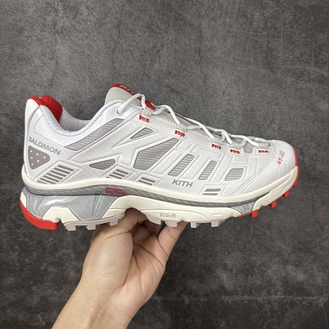 【纯原版】Salomon XT-4K Kith 萨洛蒙系列低帮城市越野机能透气休闲运动鞋 477718 鞋舌处附有迷你网眼袋收纳鞋绳以及下方的多色 Logo 标签 接着搭载奶油色 ACS 技术中底以及金色 TPU 塑料部件提升鞋款耐用性 中底与鞋面之间饰有海蓝色条状细节有效增添鞋款层次 最后应用黑色 Contragrip Chevron 外底完成鞋款设计 这次配色颇为高调 两款配色均以绚丽的渐变设计呈现 一款以粉紫渐变主打 另一款以黄绿渐变呈现 视觉效果相当吸睛 鞋面的使用玻璃纤维覆盖物加固 并通过细绳扣系带系统进行锁定 Salomon 的品牌logo 出现在脚后跟和前掌部位 中底虽然偏薄 但非常耐用 与模压塑料ACS 框架以及致密AC2 Muscle 鞋底单元结合 能够提供出色的支撑力和缓冲性 尺码：36 36.5 37.5 38 38.5 39 40 40.5 41 42 42.5 43 44 44.5 45-选品中心
