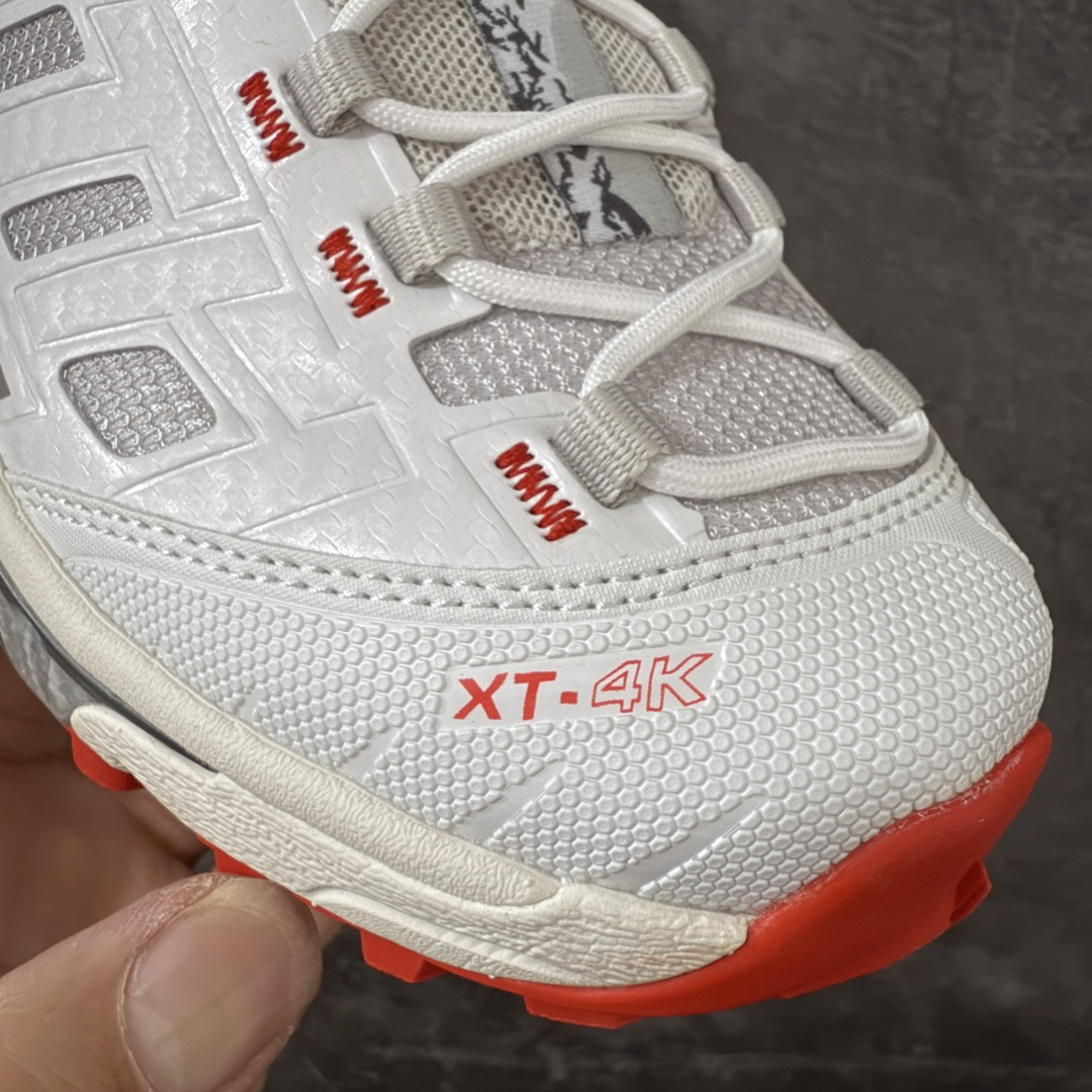 图片[5]-【纯原版】Salomon XT-4K Kith 萨洛蒙系列低帮城市越野机能透气休闲运动鞋 477718 鞋舌处附有迷你网眼袋收纳鞋绳以及下方的多色 Logo 标签 接着搭载奶油色 ACS 技术中底以及金色 TPU 塑料部件提升鞋款耐用性 中底与鞋面之间饰有海蓝色条状细节有效增添鞋款层次 最后应用黑色 Contragrip Chevron 外底完成鞋款设计 这次配色颇为高调 两款配色均以绚丽的渐变设计呈现 一款以粉紫渐变主打 另一款以黄绿渐变呈现 视觉效果相当吸睛 鞋面的使用玻璃纤维覆盖物加固 并通过细绳扣系带系统进行锁定 Salomon 的品牌logo 出现在脚后跟和前掌部位 中底虽然偏薄 但非常耐用 与模压塑料ACS 框架以及致密AC2 Muscle 鞋底单元结合 能够提供出色的支撑力和缓冲性 尺码：36 36.5 37.5 38 38.5 39 40 40.5 41 42 42.5 43 44 44.5 45-选品中心