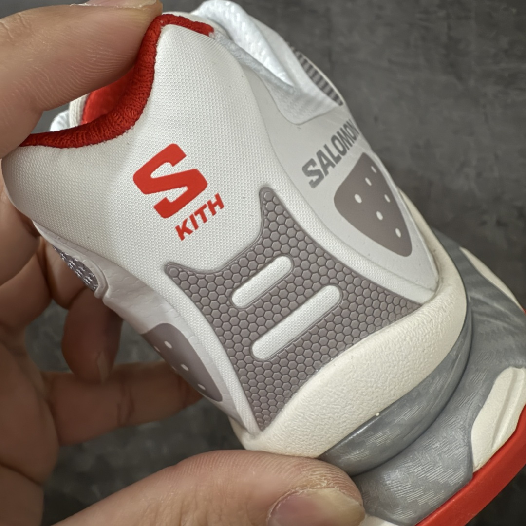 图片[2]-【纯原版】Salomon XT-4K Kith 萨洛蒙系列低帮城市越野机能透气休闲运动鞋 477718 鞋舌处附有迷你网眼袋收纳鞋绳以及下方的多色 Logo 标签 接着搭载奶油色 ACS 技术中底以及金色 TPU 塑料部件提升鞋款耐用性 中底与鞋面之间饰有海蓝色条状细节有效增添鞋款层次 最后应用黑色 Contragrip Chevron 外底完成鞋款设计 这次配色颇为高调 两款配色均以绚丽的渐变设计呈现 一款以粉紫渐变主打 另一款以黄绿渐变呈现 视觉效果相当吸睛 鞋面的使用玻璃纤维覆盖物加固 并通过细绳扣系带系统进行锁定 Salomon 的品牌logo 出现在脚后跟和前掌部位 中底虽然偏薄 但非常耐用 与模压塑料ACS 框架以及致密AC2 Muscle 鞋底单元结合 能够提供出色的支撑力和缓冲性 尺码：36 36.5 37.5 38 38.5 39 40 40.5 41 42 42.5 43 44 44.5 45-选品中心