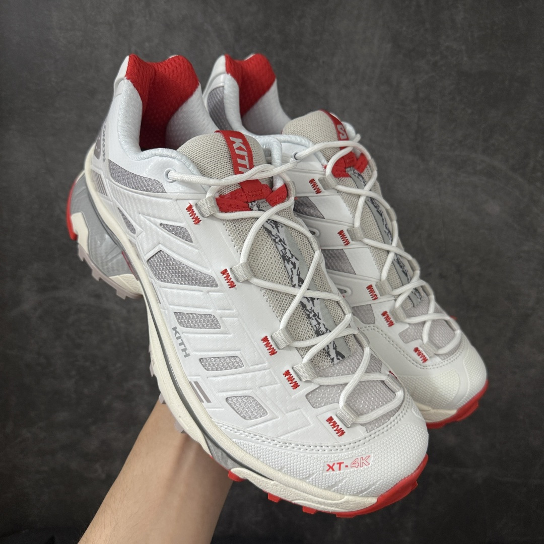 【纯原版】Salomon XT-4K Kith 萨洛蒙系列低帮城市越野机能透气休闲运动鞋 477718 鞋舌处附有迷你网眼袋收纳鞋绳以及下方的多色 Logo 标签 接着搭载奶油色 ACS 技术中底以及金色 TPU 塑料部件提升鞋款耐用性 中底与鞋面之间饰有海蓝色条状细节有效增添鞋款层次 最后应用黑色 Contragrip Chevron 外底完成鞋款设计 这次配色颇为高调 两款配色均以绚丽的渐变设计呈现 一款以粉紫渐变主打 另一款以黄绿渐变呈现 视觉效果相当吸睛 鞋面的使用玻璃纤维覆盖物加固 并通过细绳扣系带系统进行锁定 Salomon 的品牌logo 出现在脚后跟和前掌部位 中底虽然偏薄 但非常耐用 与模压塑料ACS 框架以及致密AC2 Muscle 鞋底单元结合 能够提供出色的支撑力和缓冲性 尺码：36 36.5 37.5 38 38.5 39 40 40.5 41 42 42.5 43 44 44.5 45-选品中心