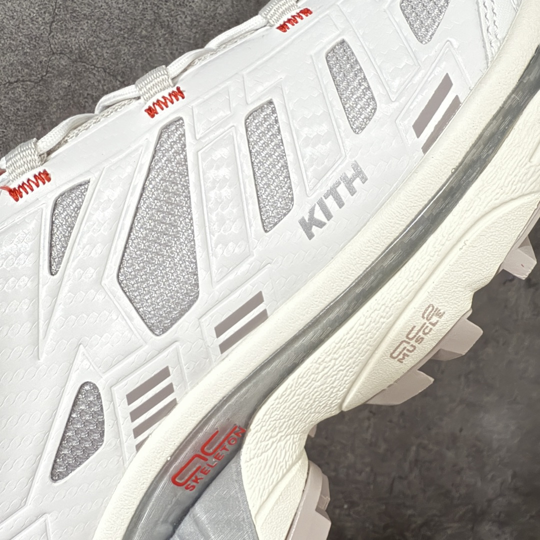 图片[4]-【纯原版】Salomon XT-4K Kith 萨洛蒙系列低帮城市越野机能透气休闲运动鞋 477718 鞋舌处附有迷你网眼袋收纳鞋绳以及下方的多色 Logo 标签 接着搭载奶油色 ACS 技术中底以及金色 TPU 塑料部件提升鞋款耐用性 中底与鞋面之间饰有海蓝色条状细节有效增添鞋款层次 最后应用黑色 Contragrip Chevron 外底完成鞋款设计 这次配色颇为高调 两款配色均以绚丽的渐变设计呈现 一款以粉紫渐变主打 另一款以黄绿渐变呈现 视觉效果相当吸睛 鞋面的使用玻璃纤维覆盖物加固 并通过细绳扣系带系统进行锁定 Salomon 的品牌logo 出现在脚后跟和前掌部位 中底虽然偏薄 但非常耐用 与模压塑料ACS 框架以及致密AC2 Muscle 鞋底单元结合 能够提供出色的支撑力和缓冲性 尺码：36 36.5 37.5 38 38.5 39 40 40.5 41 42 42.5 43 44 44.5 45-选品中心