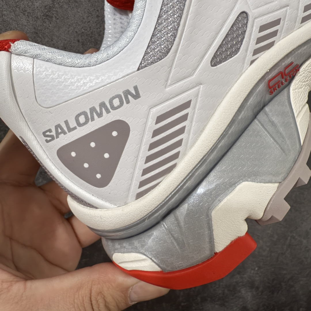 图片[3]-【纯原版】Salomon XT-4K Kith 萨洛蒙系列低帮城市越野机能透气休闲运动鞋 477718 鞋舌处附有迷你网眼袋收纳鞋绳以及下方的多色 Logo 标签 接着搭载奶油色 ACS 技术中底以及金色 TPU 塑料部件提升鞋款耐用性 中底与鞋面之间饰有海蓝色条状细节有效增添鞋款层次 最后应用黑色 Contragrip Chevron 外底完成鞋款设计 这次配色颇为高调 两款配色均以绚丽的渐变设计呈现 一款以粉紫渐变主打 另一款以黄绿渐变呈现 视觉效果相当吸睛 鞋面的使用玻璃纤维覆盖物加固 并通过细绳扣系带系统进行锁定 Salomon 的品牌logo 出现在脚后跟和前掌部位 中底虽然偏薄 但非常耐用 与模压塑料ACS 框架以及致密AC2 Muscle 鞋底单元结合 能够提供出色的支撑力和缓冲性 尺码：36 36.5 37.5 38 38.5 39 40 40.5 41 42 42.5 43 44 44.5 45-选品中心