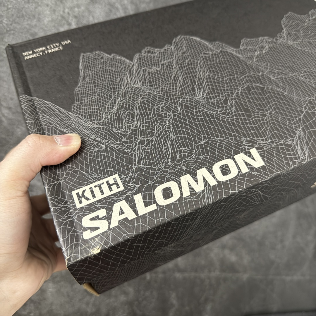 图片[10]-【纯原版】Salomon XT-4K Kith 萨洛蒙系列低帮城市越野机能透气休闲运动鞋 477718 鞋舌处附有迷你网眼袋收纳鞋绳以及下方的多色 Logo 标签 接着搭载奶油色 ACS 技术中底以及金色 TPU 塑料部件提升鞋款耐用性 中底与鞋面之间饰有海蓝色条状细节有效增添鞋款层次 最后应用黑色 Contragrip Chevron 外底完成鞋款设计 这次配色颇为高调 两款配色均以绚丽的渐变设计呈现 一款以粉紫渐变主打 另一款以黄绿渐变呈现 视觉效果相当吸睛 鞋面的使用玻璃纤维覆盖物加固 并通过细绳扣系带系统进行锁定 Salomon 的品牌logo 出现在脚后跟和前掌部位 中底虽然偏薄 但非常耐用 与模压塑料ACS 框架以及致密AC2 Muscle 鞋底单元结合 能够提供出色的支撑力和缓冲性 尺码：36 36.5 37.5 38 38.5 39 40 40.5 41 42 42.5 43 44 44.5 45-选品中心