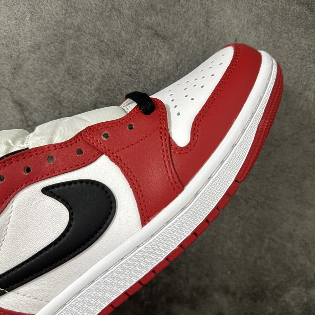 图片[6]-【原厂版】Air Jordan 1 Low og AJ1乔1低帮男子文化篮球鞋 白红芝加哥 HQ6998-600 超级强悍品质 可对比市场各大纯原版本 专业aj大厂出品 对细节的把控毋庸置疑 材料也是用最接近原鞋的头层皮料 所有地方都没有做到减配 原厂鞋楦打造完美鞋型 整体鞋型以及后跟做的弧度做的非常好 鞋带为原厂打蜡鞋带 粗细程度同步原鞋 裁片清洁度到位 无明显瑕疵毛边 免修产品 正确针车 该重针 该有尖角的地方都有做到 鞋价格非常香 转手可闭眼卖高价 到手各位就知道货有多好 绝对秒杀一切同价格货品 尺码：36-47.5-选品中心