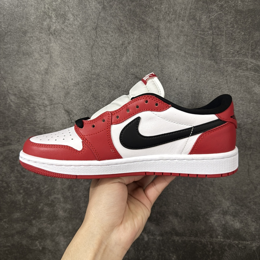 图片[2]-【原厂版】Air Jordan 1 Low og AJ1乔1低帮男子文化篮球鞋 白红芝加哥 HQ6998-600 超级强悍品质 可对比市场各大纯原版本 专业aj大厂出品 对细节的把控毋庸置疑 材料也是用最接近原鞋的头层皮料 所有地方都没有做到减配 原厂鞋楦打造完美鞋型 整体鞋型以及后跟做的弧度做的非常好 鞋带为原厂打蜡鞋带 粗细程度同步原鞋 裁片清洁度到位 无明显瑕疵毛边 免修产品 正确针车 该重针 该有尖角的地方都有做到 鞋价格非常香 转手可闭眼卖高价 到手各位就知道货有多好 绝对秒杀一切同价格货品 尺码：36-47.5-选品中心