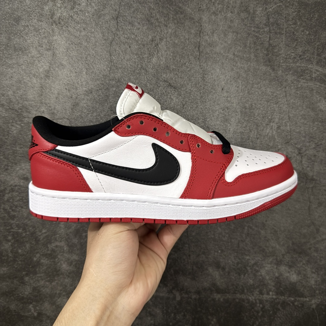 【原厂版】Air Jordan 1 Low og AJ1乔1低帮男子文化篮球鞋 白红芝加哥 HQ6998-600 超级强悍品质 可对比市场各大纯原版本 专业aj大厂出品 对细节的把控毋庸置疑 材料也是用最接近原鞋的头层皮料 所有地方都没有做到减配 原厂鞋楦打造完美鞋型 整体鞋型以及后跟做的弧度做的非常好 鞋带为原厂打蜡鞋带 粗细程度同步原鞋 裁片清洁度到位 无明显瑕疵毛边 免修产品 正确针车 该重针 该有尖角的地方都有做到 鞋价格非常香 转手可闭眼卖高价 到手各位就知道货有多好 绝对秒杀一切同价格货品 尺码：36-47.5-选品中心