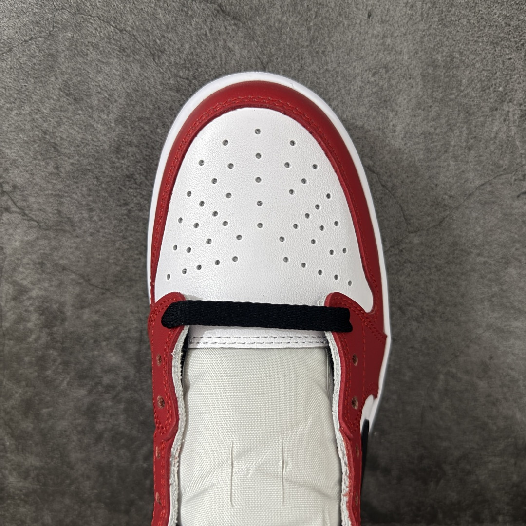 图片[5]-【原厂版】Air Jordan 1 Low og AJ1乔1低帮男子文化篮球鞋 白红芝加哥 HQ6998-600 超级强悍品质 可对比市场各大纯原版本 专业aj大厂出品 对细节的把控毋庸置疑 材料也是用最接近原鞋的头层皮料 所有地方都没有做到减配 原厂鞋楦打造完美鞋型 整体鞋型以及后跟做的弧度做的非常好 鞋带为原厂打蜡鞋带 粗细程度同步原鞋 裁片清洁度到位 无明显瑕疵毛边 免修产品 正确针车 该重针 该有尖角的地方都有做到 鞋价格非常香 转手可闭眼卖高价 到手各位就知道货有多好 绝对秒杀一切同价格货品 尺码：36-47.5-选品中心