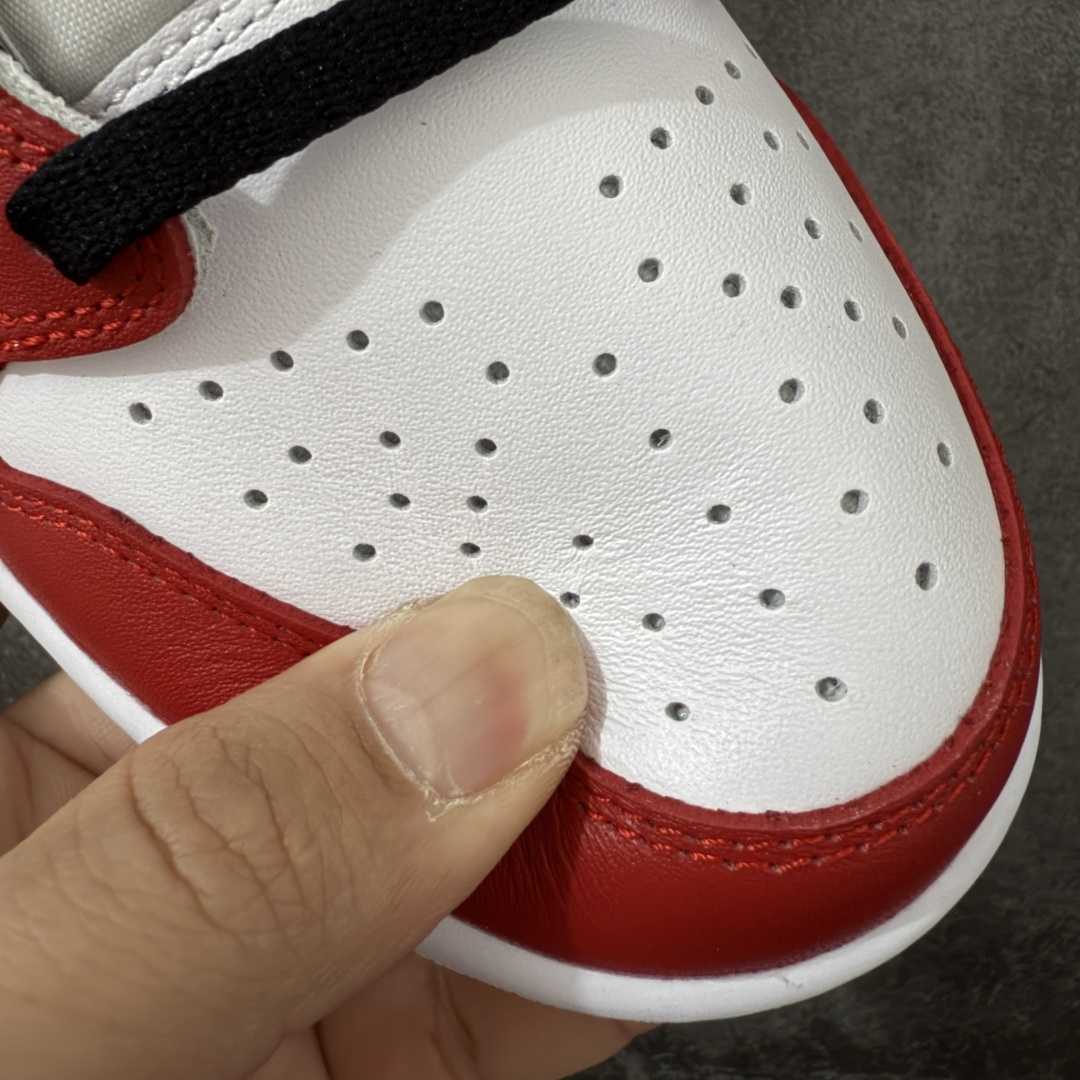 图片[4]-【原厂版】Air Jordan 1 Low og AJ1乔1低帮男子文化篮球鞋 白红芝加哥 HQ6998-600 超级强悍品质 可对比市场各大纯原版本 专业aj大厂出品 对细节的把控毋庸置疑 材料也是用最接近原鞋的头层皮料 所有地方都没有做到减配 原厂鞋楦打造完美鞋型 整体鞋型以及后跟做的弧度做的非常好 鞋带为原厂打蜡鞋带 粗细程度同步原鞋 裁片清洁度到位 无明显瑕疵毛边 免修产品 正确针车 该重针 该有尖角的地方都有做到 鞋价格非常香 转手可闭眼卖高价 到手各位就知道货有多好 绝对秒杀一切同价格货品 尺码：36-47.5-选品中心