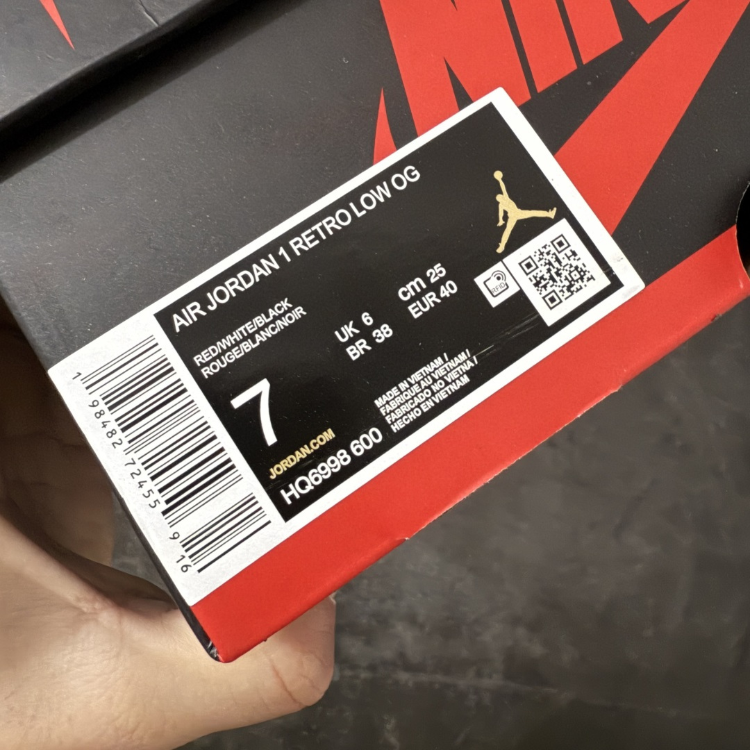 图片[8]-【原厂版】Air Jordan 1 Low og AJ1乔1低帮男子文化篮球鞋 白红芝加哥 HQ6998-600 超级强悍品质 可对比市场各大纯原版本 专业aj大厂出品 对细节的把控毋庸置疑 材料也是用最接近原鞋的头层皮料 所有地方都没有做到减配 原厂鞋楦打造完美鞋型 整体鞋型以及后跟做的弧度做的非常好 鞋带为原厂打蜡鞋带 粗细程度同步原鞋 裁片清洁度到位 无明显瑕疵毛边 免修产品 正确针车 该重针 该有尖角的地方都有做到 鞋价格非常香 转手可闭眼卖高价 到手各位就知道货有多好 绝对秒杀一切同价格货品 尺码：36-47.5-选品中心