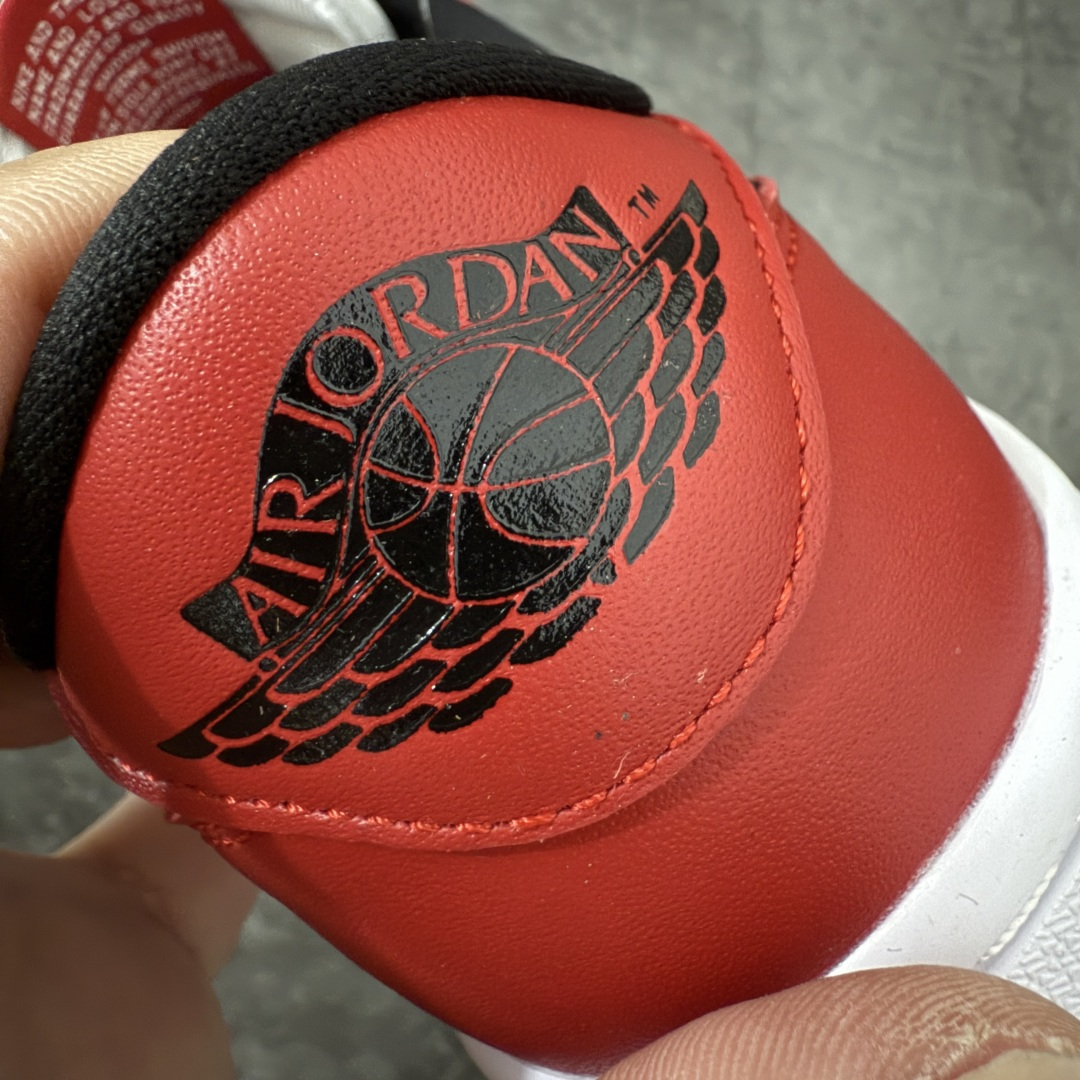 图片[2]-【原厂版】Air Jordan 1 Low og AJ1乔1低帮男子文化篮球鞋 白红芝加哥 HQ6998-600 超级强悍品质 可对比市场各大纯原版本 专业aj大厂出品 对细节的把控毋庸置疑 材料也是用最接近原鞋的头层皮料 所有地方都没有做到减配 原厂鞋楦打造完美鞋型 整体鞋型以及后跟做的弧度做的非常好 鞋带为原厂打蜡鞋带 粗细程度同步原鞋 裁片清洁度到位 无明显瑕疵毛边 免修产品 正确针车 该重针 该有尖角的地方都有做到 鞋价格非常香 转手可闭眼卖高价 到手各位就知道货有多好 绝对秒杀一切同价格货品 尺码：36-47.5-选品中心