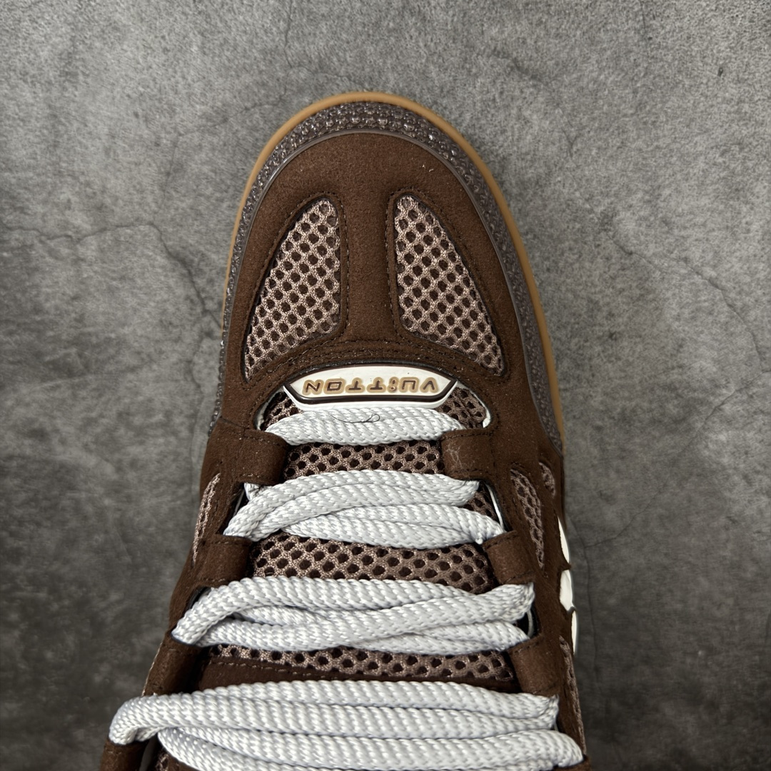 图片[5]-【YS纯原】广奢高端货LV Trainer 四叶草｜2026 新货 ✦ 海淘代购同渠道 · 高端零售专供 ✦ Virgil Abloh 经典 Trainer 设计 ✦ 复古篮球鞋灵感，潮奢结合 ✦ 光滑牛皮＋Monogram 压纹粒面牛皮拼接 ✦ 花卉橡胶外底，辨识度极高 ✦ 原版进口头层牛皮 ✦ 原版定制透气网里 ✦ 原版开模双色 TPU 组合大底 ✦ 厚底约 3cm，脚感稳定显比例 尺码：39-45-选品中心