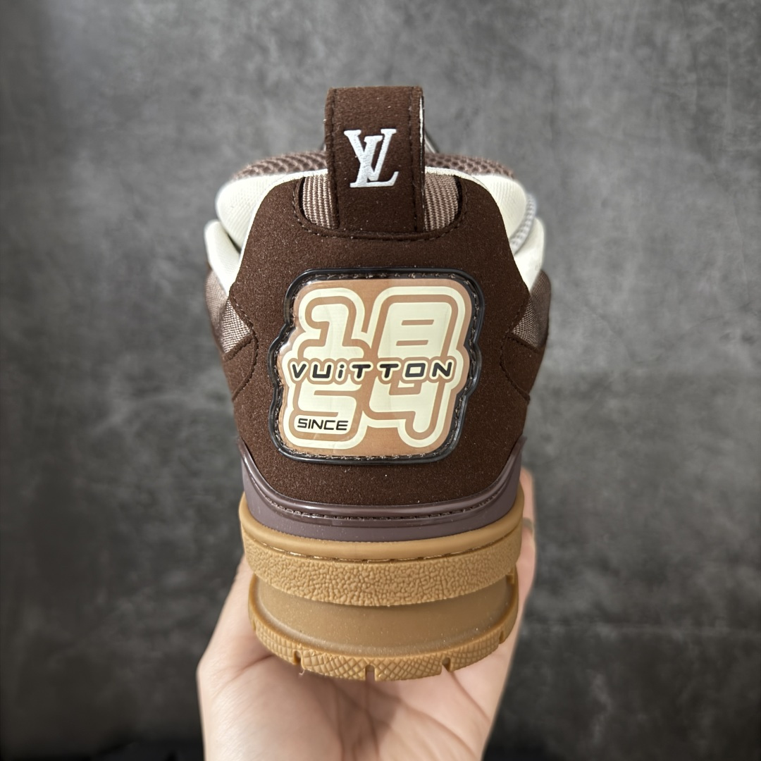 图片[4]-【YS纯原】广奢高端货LV Trainer 四叶草｜2026 新货 ✦ 海淘代购同渠道 · 高端零售专供 ✦ Virgil Abloh 经典 Trainer 设计 ✦ 复古篮球鞋灵感，潮奢结合 ✦ 光滑牛皮＋Monogram 压纹粒面牛皮拼接 ✦ 花卉橡胶外底，辨识度极高 ✦ 原版进口头层牛皮 ✦ 原版定制透气网里 ✦ 原版开模双色 TPU 组合大底 ✦ 厚底约 3cm，脚感稳定显比例 尺码：39-45-选品中心
