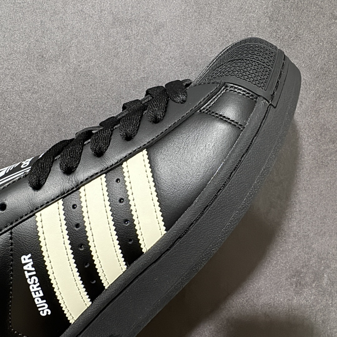 图片[8]-【H11顶级头层版】adidas originals Superstar 2 贝壳头 简约经典 舒适时尚 复古板鞋 男女同款 黑白 货号：JH9977 全新升级版 皮料改进至头层原厂皮 原盒 原底原料 开模打造 原厂织唛鞋标 高精密准度 原楦原纸板开发 匹配原版98%以上 后跟垫棉独家呈现 反口里弧度正确 原厂鞋垫 背胶 后跟电绣针数 与正品一致 原厂皮料 原厂车缝线 质感无敌 皮料切割干净 无任何毛边 清洁度细节完美 进口港宝加持 后跟自然饱满 还原公司包裹性 鞋面采用原装数据贴合技术 全方位贴合包裹脚型 鞋跟部鞋底牵引设计 提供强大的抓地性能 更适应不同实战场地路面 尺码：35.5 36 36.5 37.5 38 38.5 39 40 40.5 41 42 42.5 43 44 45-选品中心