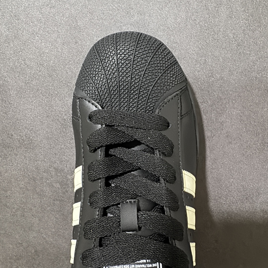 图片[5]-【H11顶级头层版】adidas originals Superstar 2 贝壳头 简约经典 舒适时尚 复古板鞋 男女同款 黑白 货号：JH9977 全新升级版 皮料改进至头层原厂皮 原盒 原底原料 开模打造 原厂织唛鞋标 高精密准度 原楦原纸板开发 匹配原版98%以上 后跟垫棉独家呈现 反口里弧度正确 原厂鞋垫 背胶 后跟电绣针数 与正品一致 原厂皮料 原厂车缝线 质感无敌 皮料切割干净 无任何毛边 清洁度细节完美 进口港宝加持 后跟自然饱满 还原公司包裹性 鞋面采用原装数据贴合技术 全方位贴合包裹脚型 鞋跟部鞋底牵引设计 提供强大的抓地性能 更适应不同实战场地路面 尺码：35.5 36 36.5 37.5 38 38.5 39 40 40.5 41 42 42.5 43 44 45-选品中心