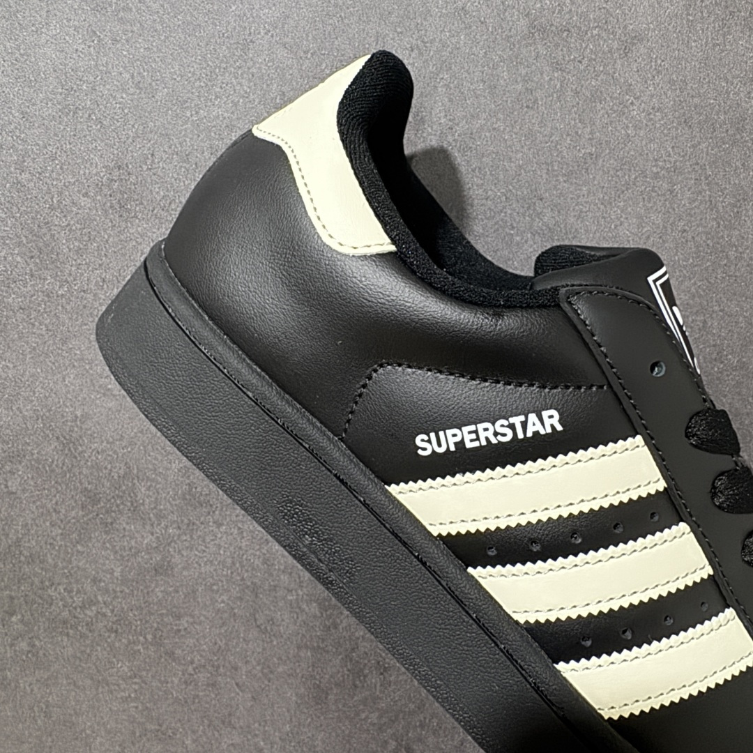 图片[7]-【H11顶级头层版】adidas originals Superstar 2 贝壳头 简约经典 舒适时尚 复古板鞋 男女同款 黑白 货号：JH9977 全新升级版 皮料改进至头层原厂皮 原盒 原底原料 开模打造 原厂织唛鞋标 高精密准度 原楦原纸板开发 匹配原版98%以上 后跟垫棉独家呈现 反口里弧度正确 原厂鞋垫 背胶 后跟电绣针数 与正品一致 原厂皮料 原厂车缝线 质感无敌 皮料切割干净 无任何毛边 清洁度细节完美 进口港宝加持 后跟自然饱满 还原公司包裹性 鞋面采用原装数据贴合技术 全方位贴合包裹脚型 鞋跟部鞋底牵引设计 提供强大的抓地性能 更适应不同实战场地路面 尺码：35.5 36 36.5 37.5 38 38.5 39 40 40.5 41 42 42.5 43 44 45-选品中心