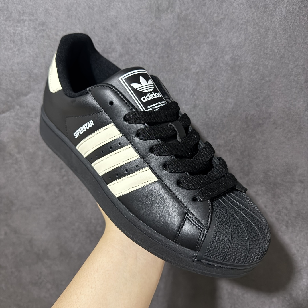 图片[3]-【H11顶级头层版】adidas originals Superstar 2 贝壳头 简约经典 舒适时尚 复古板鞋 男女同款 黑白 货号：JH9977 全新升级版 皮料改进至头层原厂皮 原盒 原底原料 开模打造 原厂织唛鞋标 高精密准度 原楦原纸板开发 匹配原版98%以上 后跟垫棉独家呈现 反口里弧度正确 原厂鞋垫 背胶 后跟电绣针数 与正品一致 原厂皮料 原厂车缝线 质感无敌 皮料切割干净 无任何毛边 清洁度细节完美 进口港宝加持 后跟自然饱满 还原公司包裹性 鞋面采用原装数据贴合技术 全方位贴合包裹脚型 鞋跟部鞋底牵引设计 提供强大的抓地性能 更适应不同实战场地路面 尺码：35.5 36 36.5 37.5 38 38.5 39 40 40.5 41 42 42.5 43 44 45-选品中心