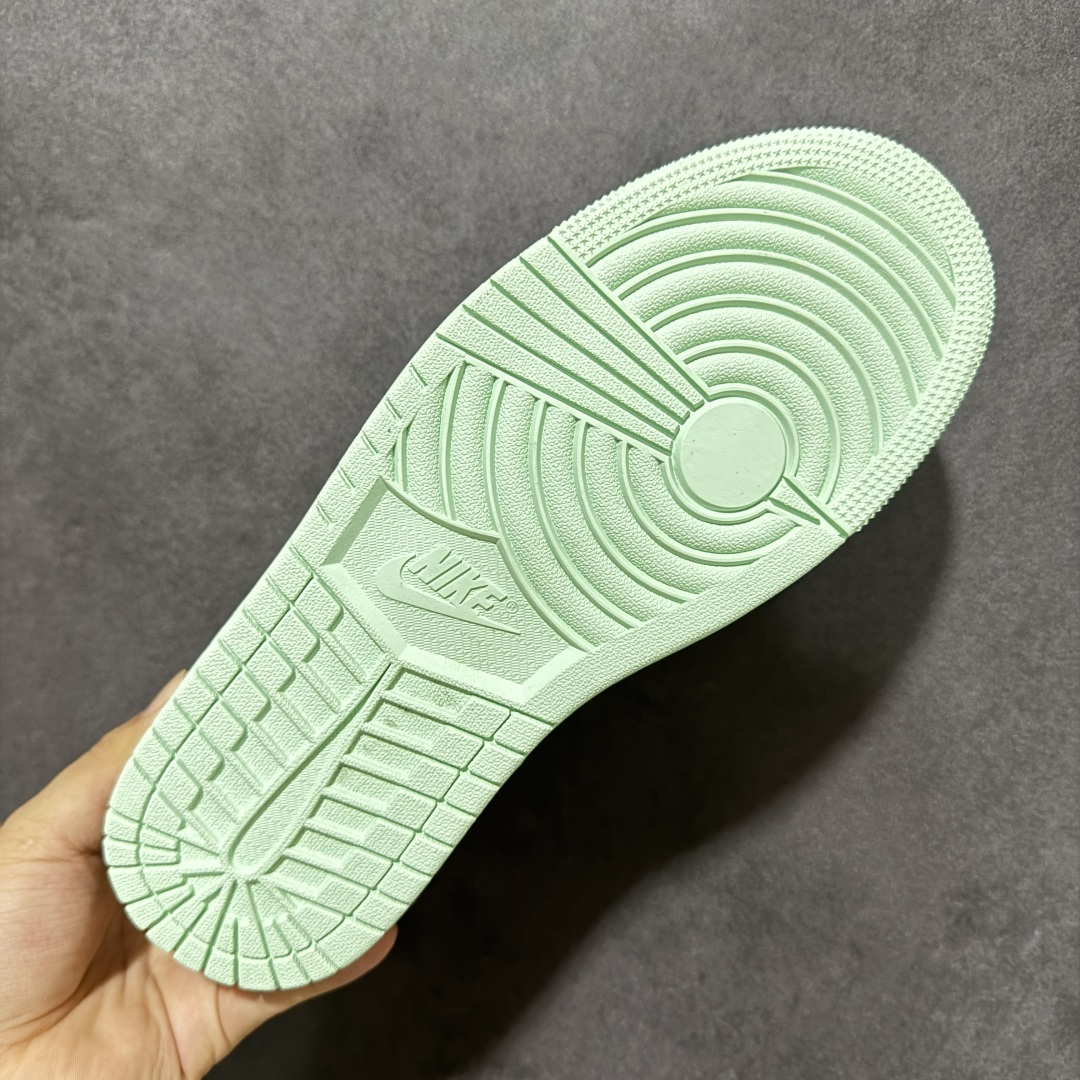 图片[9]-【H11纯原】Nike Air Jordan 1 Low SE AJ1 乔一 舒适贴合 防滑耐磨 低帮 复古篮球鞋 货号：DM1199-100 尺码：35.5 36 36.5 37.5 38 38.5 39 40 40.5 41 42 42.5 43 44 45 46 47.5 #H11顶级纯原 纯原外贸平台特供订单 #全套原纸板楦头开发 #原厂特供材料配套加持 #确保原汁原味 完美呈现版型 #原档数据独家私模大底 #男女鞋同步官方开发至48.5 #原装进口轻量化鞋垫 #进口港宝加持 后跟自然饱满 还原公司包裹性 #鞋面采用原装数据贴合技术 #全方位贴合包裹脚型 #鞋跟部鞋底牵引设计 #提供强大的抓地性能 #更适应不同实战场地路面-选品中心
