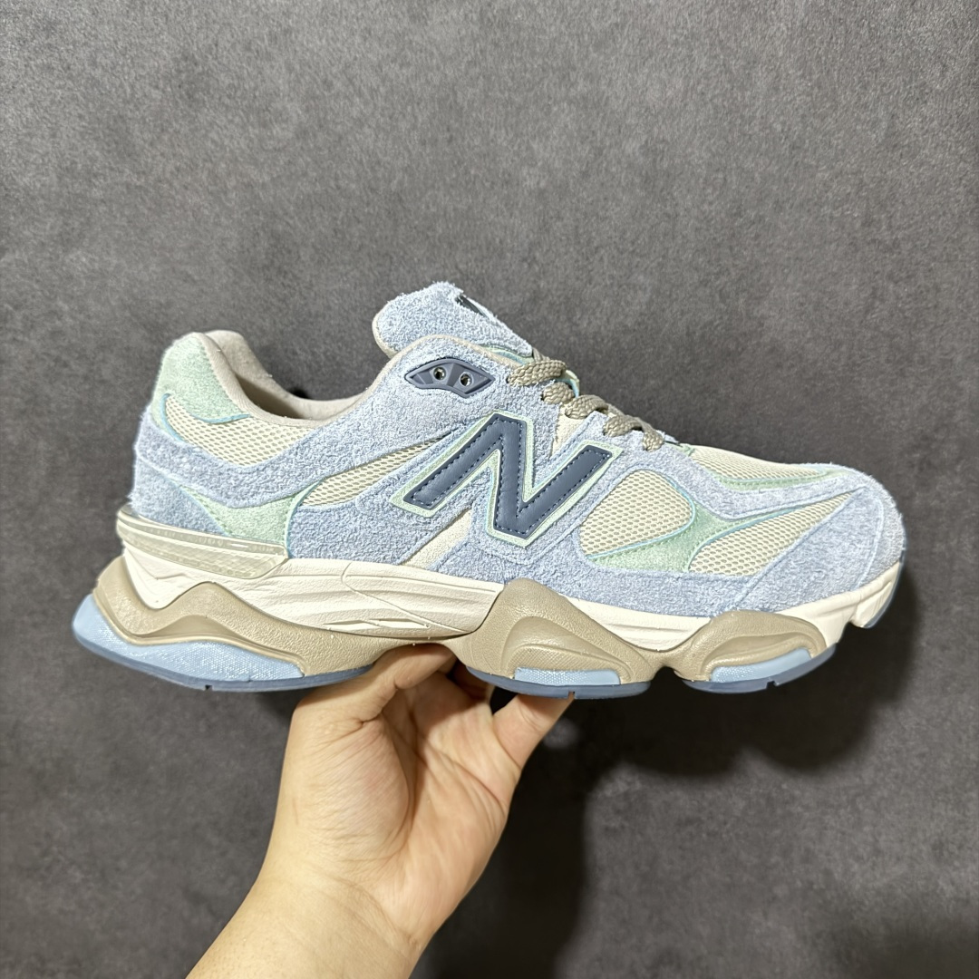 【公司级】New Balance NB9060系列 复古休闲运动慢跑鞋 #鞋款灵感源自设计师本人对夏日的怀日回忆。鞋面大身由空间双格及磨砂鞋面拼接而生，配以柔和、温暖的蓝灰色调，夏日氛围拉满 #采用大面积网眼以及麂皮材质覆盖鞋身，还原经典气质。搭载ABZORB避震科技，由泡沫聚酯制成，上脚可以有效减少由鞋底反弹对身体及双腿的冲击力 货号：U9060CWG 尺码：36 37 37.5 38 38.5 39 40 40.5 41 42 42.5 43 44 45-选品中心
