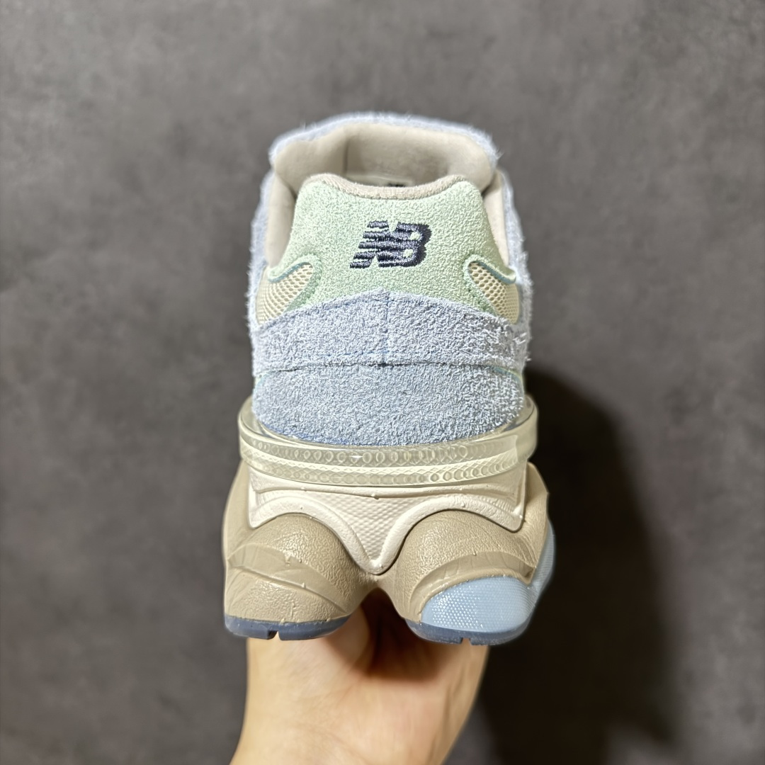 图片[4]-【公司级】New Balance NB9060系列 复古休闲运动慢跑鞋 #鞋款灵感源自设计师本人对夏日的怀日回忆。鞋面大身由空间双格及磨砂鞋面拼接而生，配以柔和、温暖的蓝灰色调，夏日氛围拉满 #采用大面积网眼以及麂皮材质覆盖鞋身，还原经典气质。搭载ABZORB避震科技，由泡沫聚酯制成，上脚可以有效减少由鞋底反弹对身体及双腿的冲击力 货号：U9060CWG 尺码：36 37 37.5 38 38.5 39 40 40.5 41 42 42.5 43 44 45-选品中心
