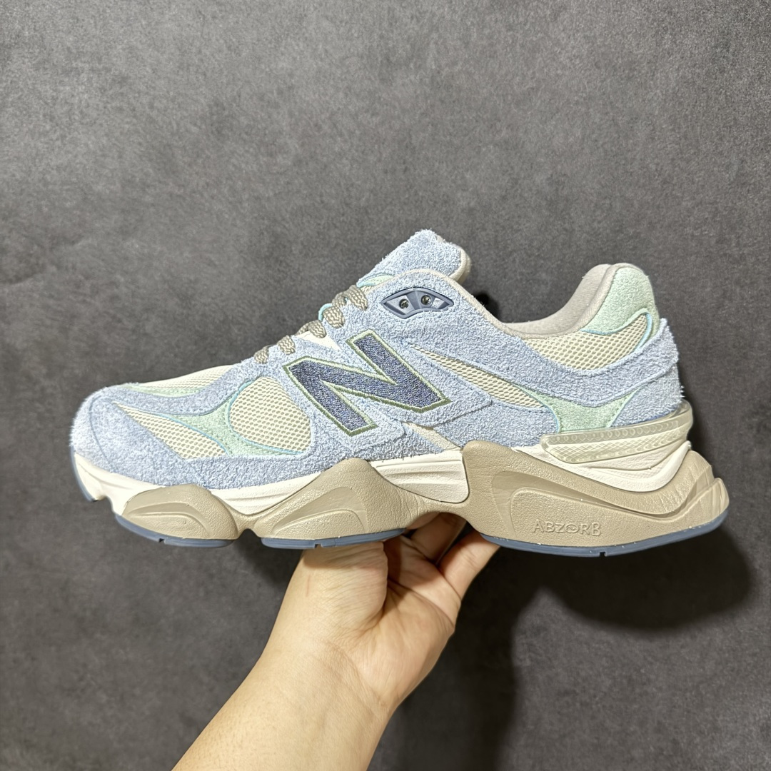 图片[2]-【公司级】New Balance NB9060系列 复古休闲运动慢跑鞋 #鞋款灵感源自设计师本人对夏日的怀日回忆。鞋面大身由空间双格及磨砂鞋面拼接而生，配以柔和、温暖的蓝灰色调，夏日氛围拉满 #采用大面积网眼以及麂皮材质覆盖鞋身，还原经典气质。搭载ABZORB避震科技，由泡沫聚酯制成，上脚可以有效减少由鞋底反弹对身体及双腿的冲击力 货号：U9060CWG 尺码：36 37 37.5 38 38.5 39 40 40.5 41 42 42.5 43 44 45-选品中心
