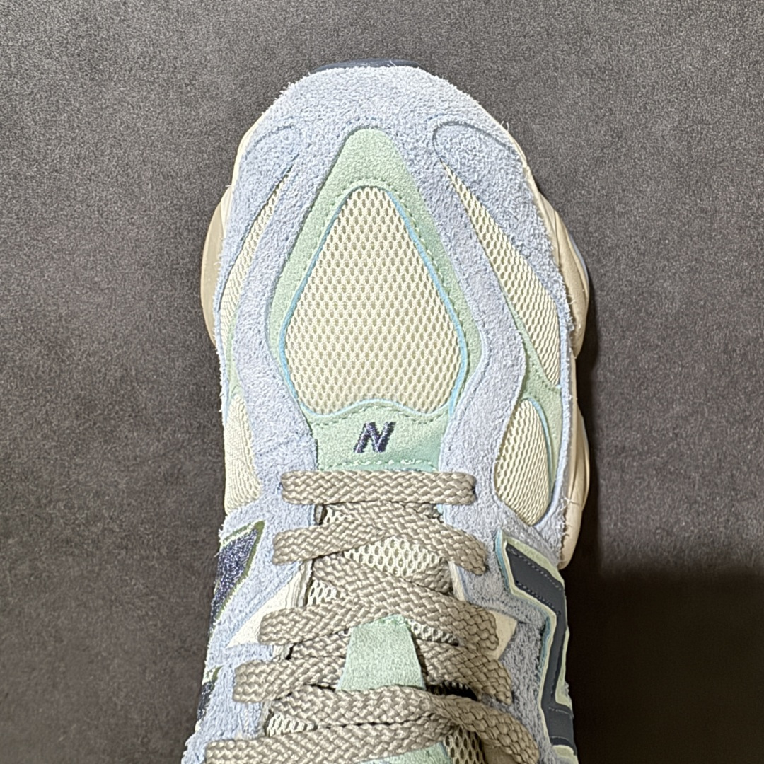 图片[5]-【公司级】New Balance NB9060系列 复古休闲运动慢跑鞋 #鞋款灵感源自设计师本人对夏日的怀日回忆。鞋面大身由空间双格及磨砂鞋面拼接而生，配以柔和、温暖的蓝灰色调，夏日氛围拉满 #采用大面积网眼以及麂皮材质覆盖鞋身，还原经典气质。搭载ABZORB避震科技，由泡沫聚酯制成，上脚可以有效减少由鞋底反弹对身体及双腿的冲击力 货号：U9060CWG 尺码：36 37 37.5 38 38.5 39 40 40.5 41 42 42.5 43 44 45-选品中心