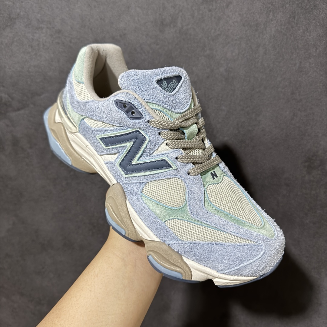 图片[3]-【公司级】New Balance NB9060系列 复古休闲运动慢跑鞋 #鞋款灵感源自设计师本人对夏日的怀日回忆。鞋面大身由空间双格及磨砂鞋面拼接而生，配以柔和、温暖的蓝灰色调，夏日氛围拉满 #采用大面积网眼以及麂皮材质覆盖鞋身，还原经典气质。搭载ABZORB避震科技，由泡沫聚酯制成，上脚可以有效减少由鞋底反弹对身体及双腿的冲击力 货号：U9060CWG 尺码：36 37 37.5 38 38.5 39 40 40.5 41 42 42.5 43 44 45-选品中心