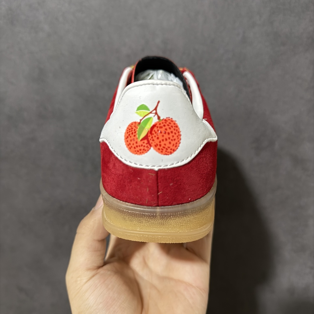 图片[4]-【定制版】Adidas Original Gazelle Indoor 阿迪达斯 低帮 水果荔枝 红白色 这款经典鞋，忠于原版设计，鞋身整体以红色麂皮打造，搭配红色T字形鞋头，侧边经典白色皮革三条杠Logo及金色压印Gazelle，鞋舌蓝底上辅以白色三叶草Logo及Adidas字样，后跟带有甜美小马装饰，彰显联名主题，最后以半透明生胶中底及外底完善整体设计收尾，复古风十足！ 货号：IE1051 尺码：35⅓ 36 36⅔ 37⅓ 38 38⅔ 39⅓ 40 40⅔ 41⅓ 42 42⅔ 43⅓ 44 44⅔ 45⅓-选品中心
