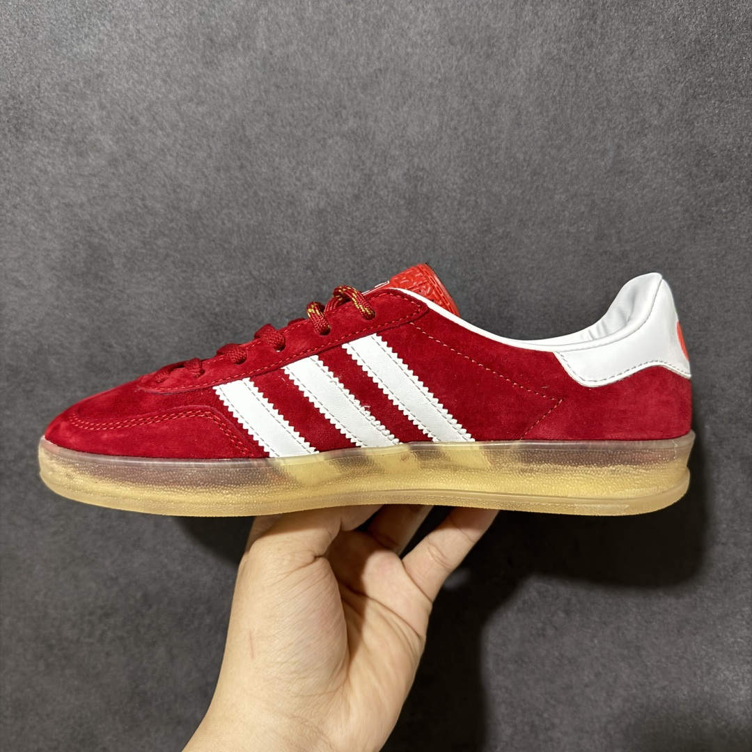 图片[2]-【定制版】Adidas Original Gazelle Indoor 阿迪达斯 低帮 水果荔枝 红白色 这款经典鞋，忠于原版设计，鞋身整体以红色麂皮打造，搭配红色T字形鞋头，侧边经典白色皮革三条杠Logo及金色压印Gazelle，鞋舌蓝底上辅以白色三叶草Logo及Adidas字样，后跟带有甜美小马装饰，彰显联名主题，最后以半透明生胶中底及外底完善整体设计收尾，复古风十足！ 货号：IE1051 尺码：35⅓ 36 36⅔ 37⅓ 38 38⅔ 39⅓ 40 40⅔ 41⅓ 42 42⅔ 43⅓ 44 44⅔ 45⅓-选品中心