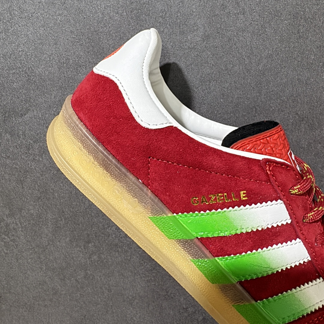 图片[7]-【定制版】Adidas Original Gazelle Indoor 阿迪达斯 低帮 水果荔枝 红白色 这款经典鞋，忠于原版设计，鞋身整体以红色麂皮打造，搭配红色T字形鞋头，侧边经典白色皮革三条杠Logo及金色压印Gazelle，鞋舌蓝底上辅以白色三叶草Logo及Adidas字样，后跟带有甜美小马装饰，彰显联名主题，最后以半透明生胶中底及外底完善整体设计收尾，复古风十足！ 货号：IE1051 尺码：35⅓ 36 36⅔ 37⅓ 38 38⅔ 39⅓ 40 40⅔ 41⅓ 42 42⅔ 43⅓ 44 44⅔ 45⅓-选品中心
