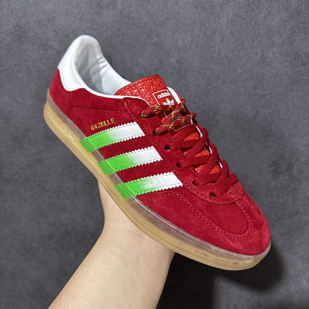 图片[3]-【定制版】Adidas Original Gazelle Indoor 阿迪达斯 低帮 水果荔枝 红白色 这款经典鞋，忠于原版设计，鞋身整体以红色麂皮打造，搭配红色T字形鞋头，侧边经典白色皮革三条杠Logo及金色压印Gazelle，鞋舌蓝底上辅以白色三叶草Logo及Adidas字样，后跟带有甜美小马装饰，彰显联名主题，最后以半透明生胶中底及外底完善整体设计收尾，复古风十足！ 货号：IE1051 尺码：35⅓ 36 36⅔ 37⅓ 38 38⅔ 39⅓ 40 40⅔ 41⅓ 42 42⅔ 43⅓ 44 44⅔ 45⅓-选品中心