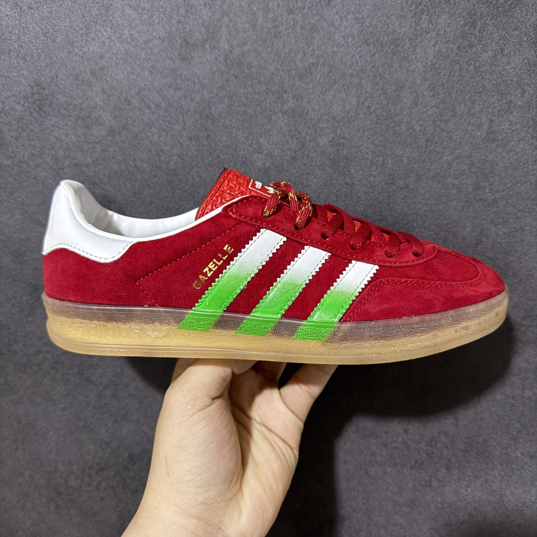 【定制版】Adidas Original Gazelle Indoor 阿迪达斯 低帮 水果荔枝 红白色 这款经典鞋，忠于原版设计，鞋身整体以红色麂皮打造，搭配红色T字形鞋头，侧边经典白色皮革三条杠Logo及金色压印Gazelle，鞋舌蓝底上辅以白色三叶草Logo及Adidas字样，后跟带有甜美小马装饰，彰显联名主题，最后以半透明生胶中底及外底完善整体设计收尾，复古风十足！ 货号：IE1051 尺码：35⅓ 36 36⅔ 37⅓ 38 38⅔ 39⅓ 40 40⅔ 41⅓ 42 42⅔ 43⅓ 44 44⅔ 45⅓-选品中心