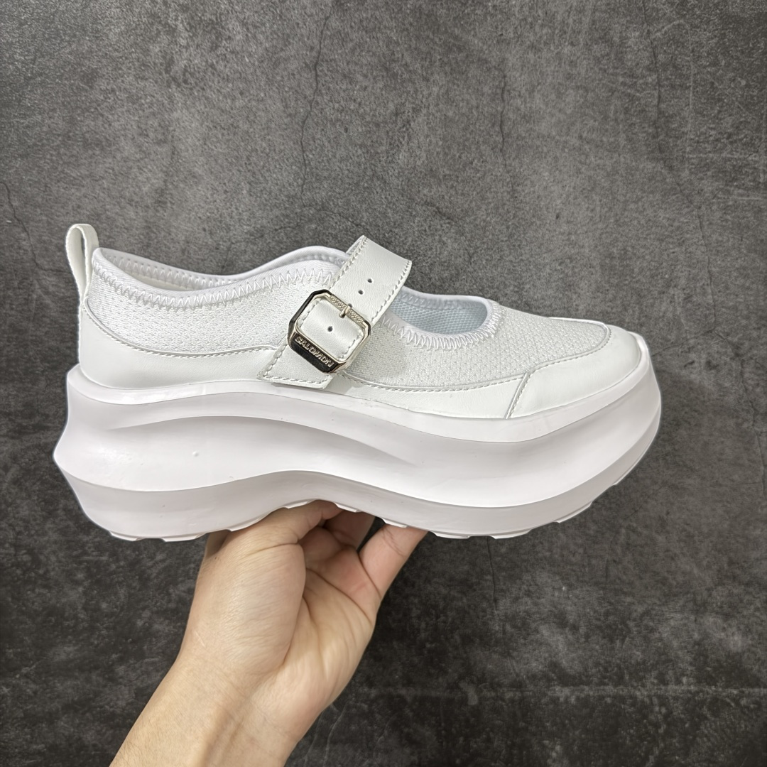 【纯原礼盒版】CDG x Salomon 萨洛蒙 联名款XT-6 系列 玛丽珍厚底 休闲 运动鞋 原版购入开发 做货 独立私模 原材料打造 一比一原版细节 延续品牌设计基因，融合简约的设计和实用的技术性 联名鞋款依旧是黑白简约配色，鞋身上的品牌字样也体现出极简主义的设计风格 搭配Contagrip 橡胶厚底鞋底设计，重新演绎的鞋面部分则以Pulsar Advanced袜套式轮廓替换了之前抽绳鞋带 并饰有网眼、抗撕裂材质鞋面、防水胶条以及尼龙拉环等细节 面料： 原版定制进口科技面料 内里： 原版进口透气网里 大底： 原版开模超轻发泡材质 底厚： 6.5CM 尺码：35-40-选品中心