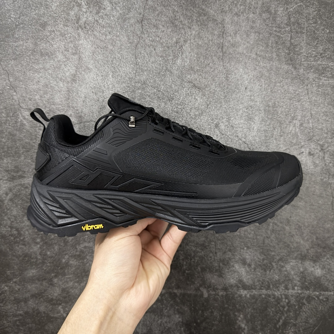 【绿x版】可隆KOLON SPORT Move Alpha 舒适柔软 防水支撑轻便回弹 低帮 徒步鞋 黑色 脚感软到像踩云朵☁️—鞋面柔软贴合脚型，走石子路也不硌脚；防滑V黄金大底纹路深似锯齿，泥地、陡坡都稳稳拿捏，下雨天也不怕打滑。黑色耐脏又百搭，日常穿去上班是低调质感，进山徒步是可靠装备，从城市到山野，一双鞋承包所有 “出走计划” 尺码：36-45带半码-选品中心