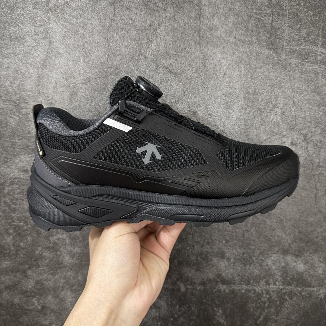 【公司级】迪桑特DESCENTE ENERZITE MTN SPRINT WIRE GTX 舒适通勤 BOA系统 低帮跑步鞋 GORE-TEX内里 防水透气兼顾 外观设计 BOA系统一键锁定 后跟TPU结构 强化支撑防护 货号：D5492RRN66 尺码：36 36.5 37.5 38 38.5 39 40 40.5 41 42 42.5 43 44 45-选品中心